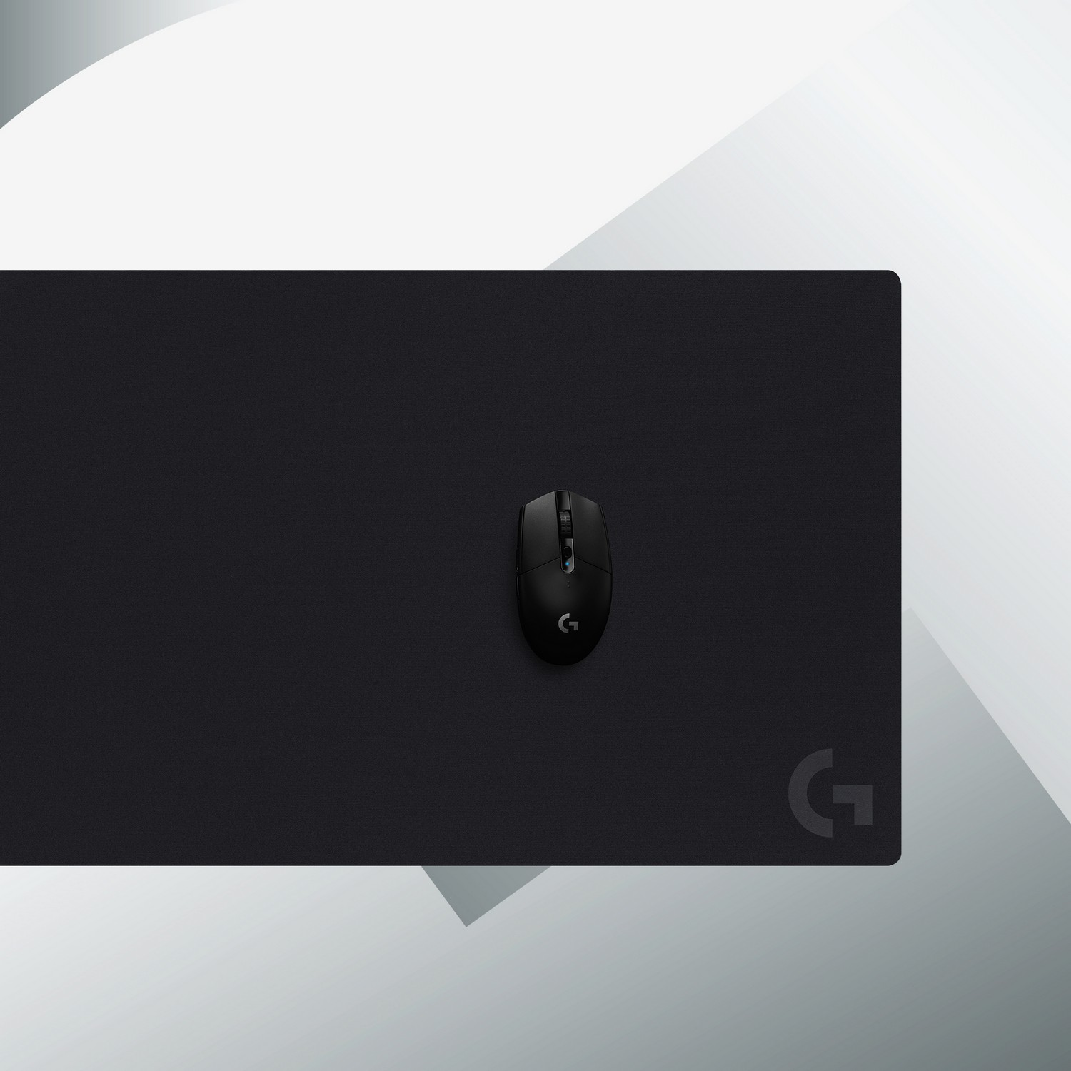 Souris noire sur un tapis de souris noir. Le logo Logitech est sur la souris et le tapis.