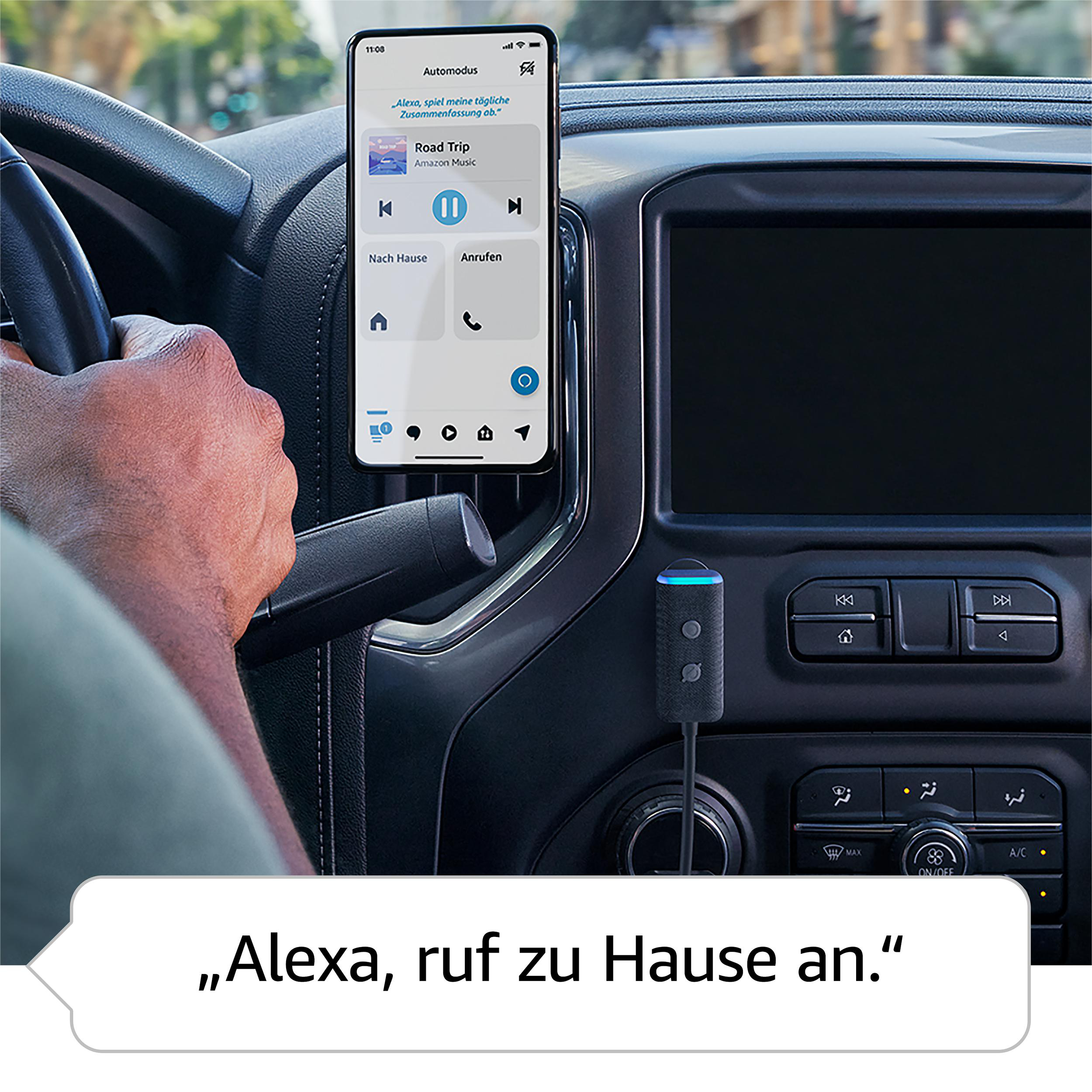 Telefon in Autohalterung mit Alexa-Oberfläche. Armaturenbrett, Lenkrad und Sprachsteuerungsgerät.