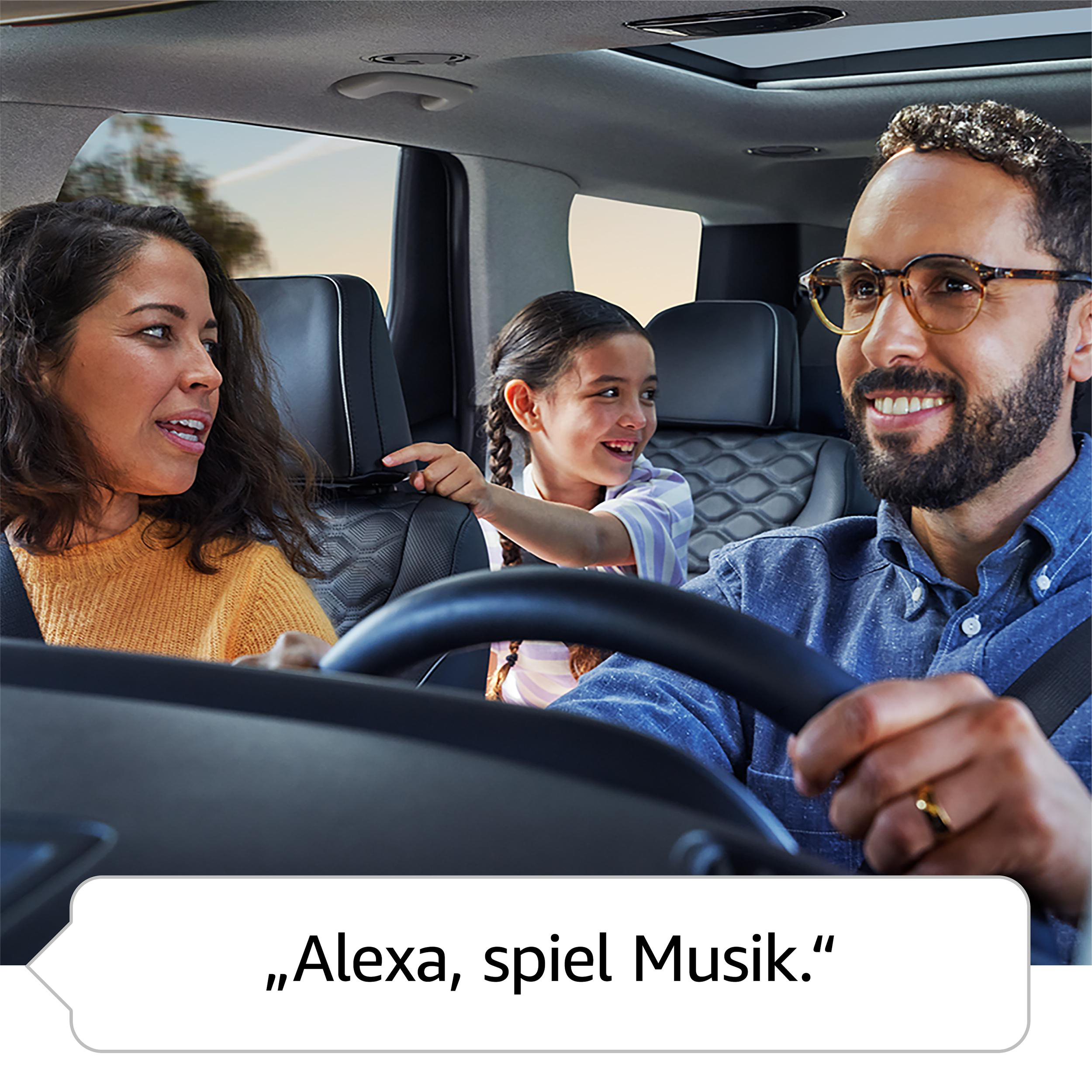 Familie im Auto, Kind zeigt auf Fahrer. Sprechblase: 'Alexa, spiel Musik'.