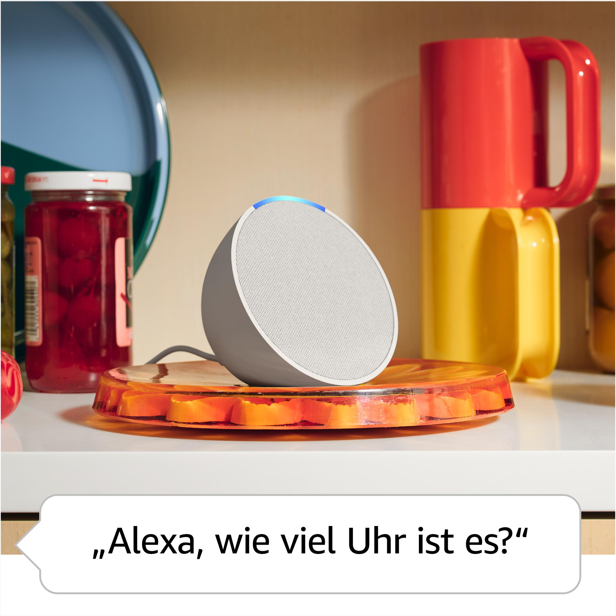 Ein intelligenter Lautsprecher steht auf einem Regal. Der Lautsprecher ist weiß mit blauen Lichtern.