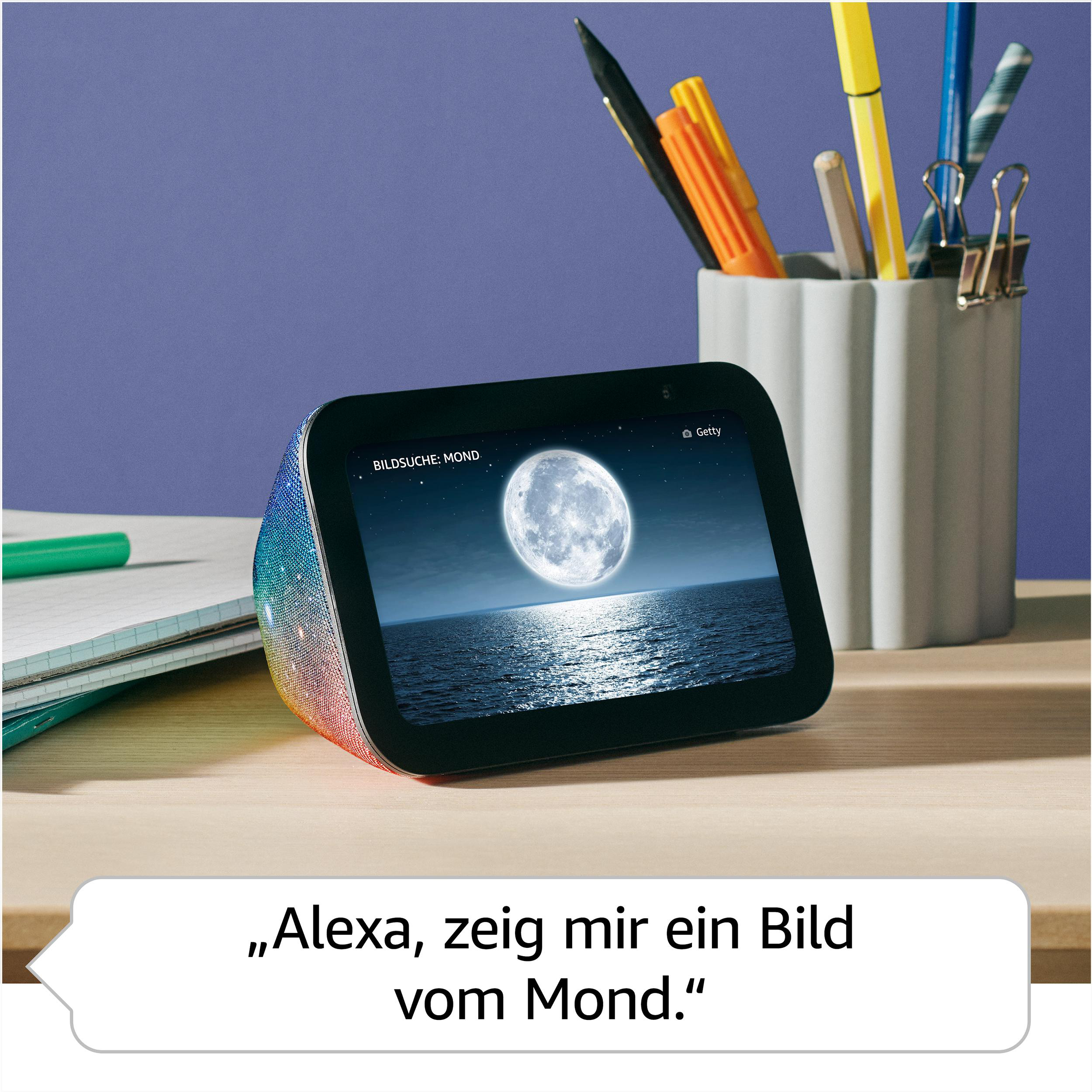 Ein Smart Display zeigt ein Mondbild. Sprechblase: Alexa, zeig mir ein Bild vom Mond.