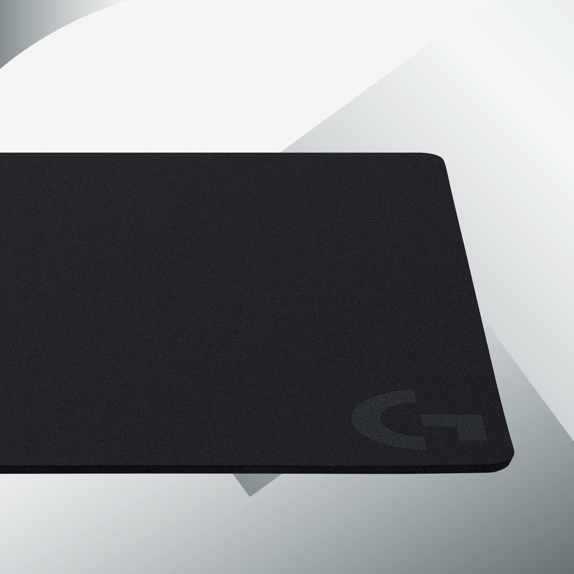 Tapis de souris noir avec une surface texturée et un logo gris dans le coin inférieur droit.