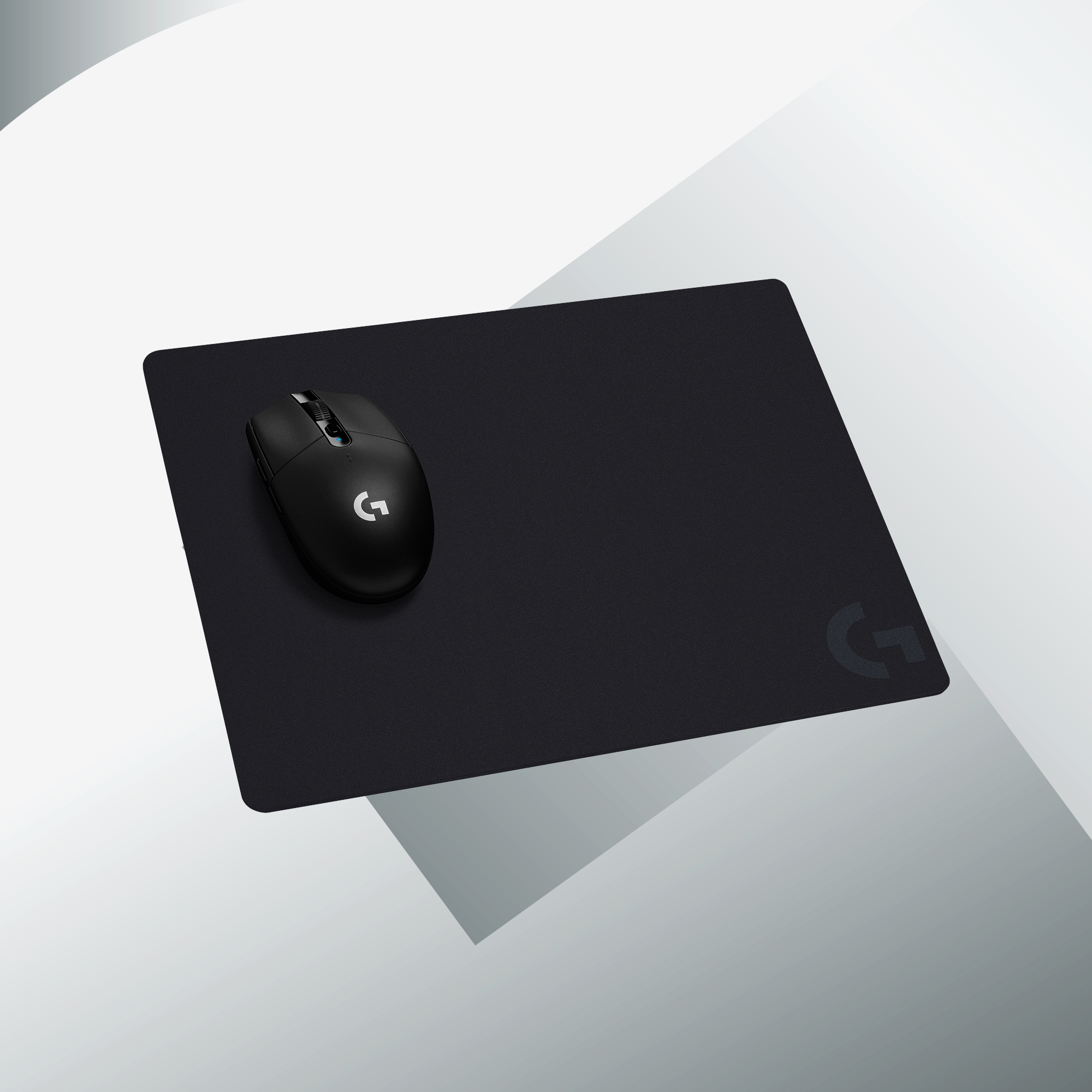 Une souris noire et un tapis de souris noir avec le logo en bas à droite.