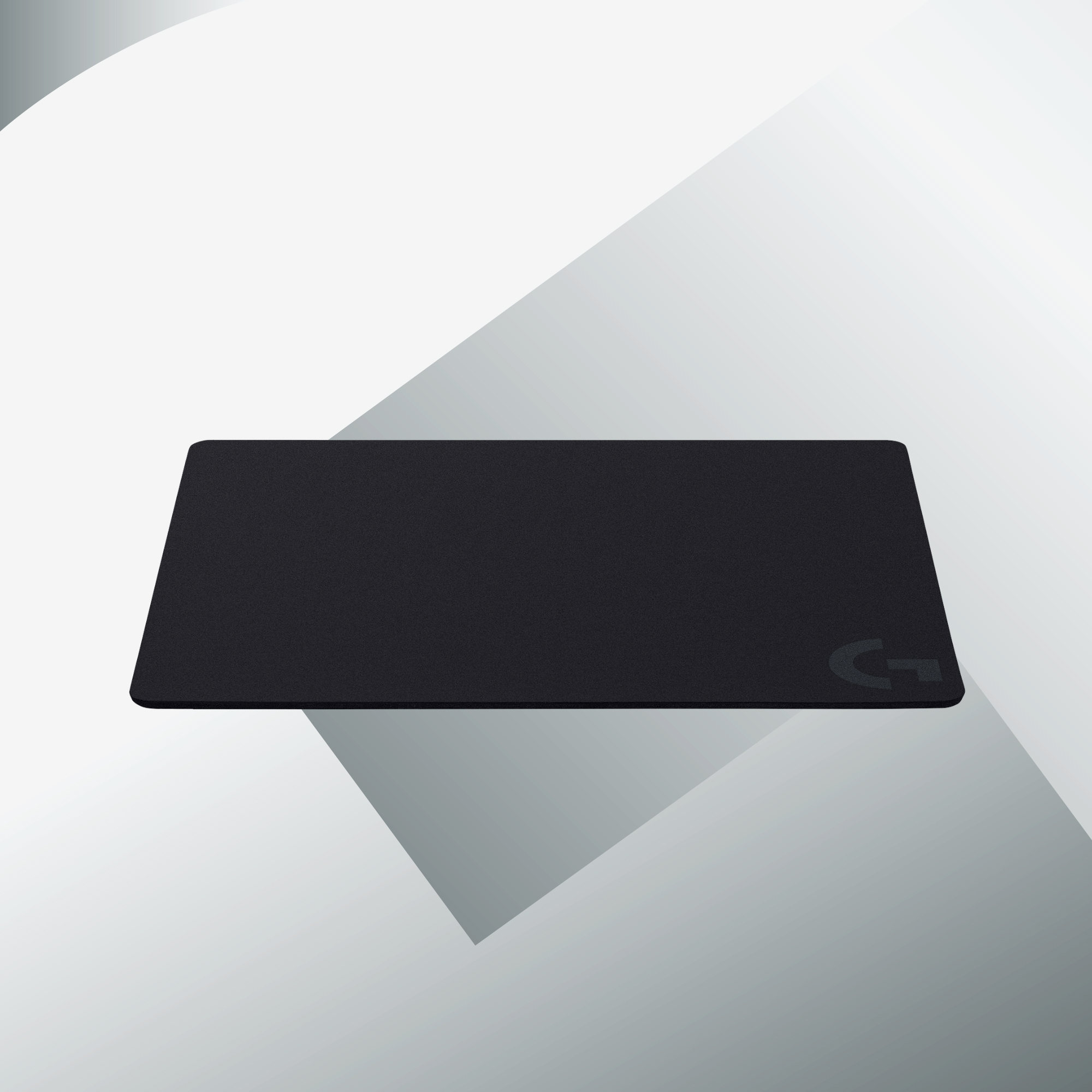 Tapis de souris noir avec logo gris dans le coin. Surface unie et bords plats.