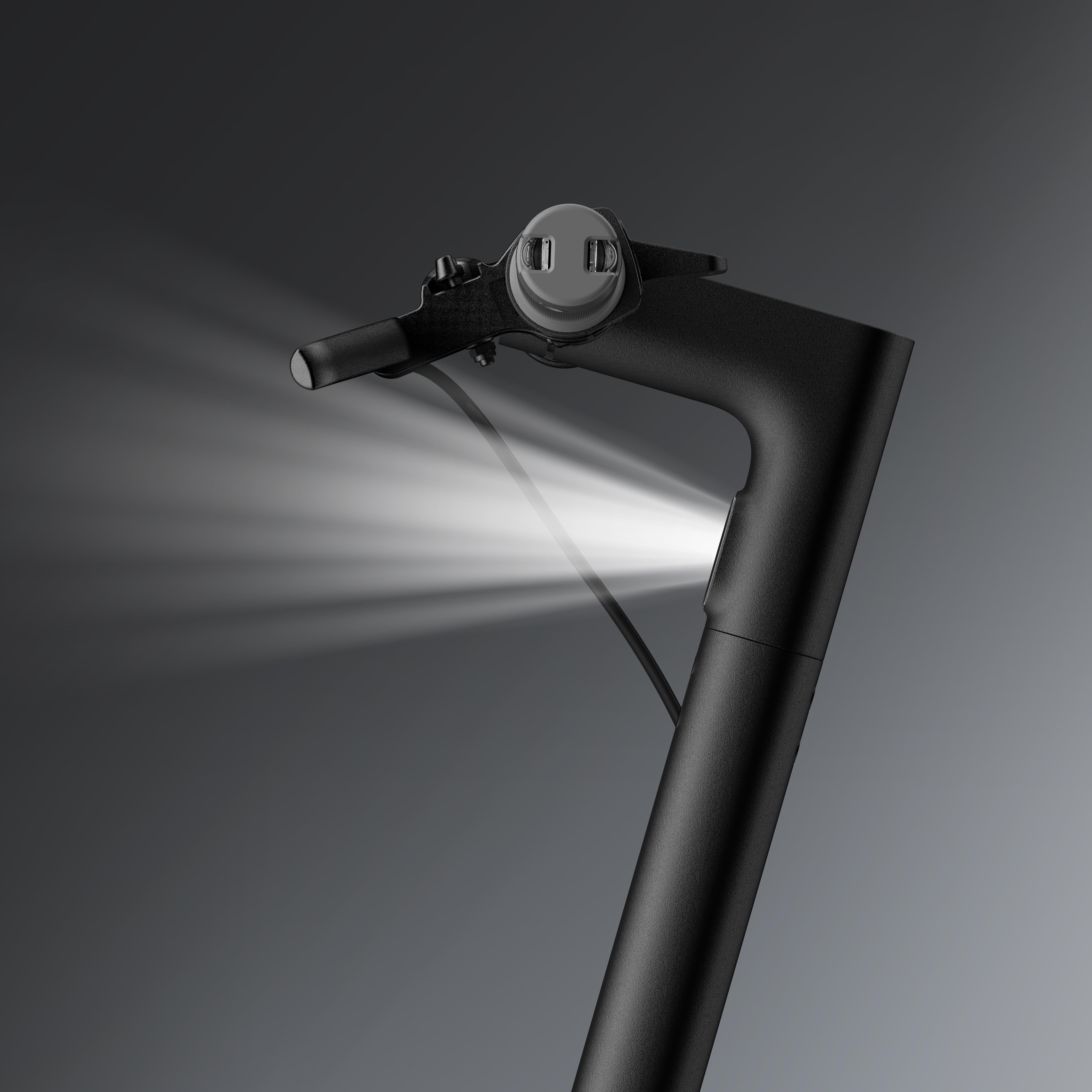 Nahaufnahme eines schwarzen Rollerlenkers mit Lichtstrahl.