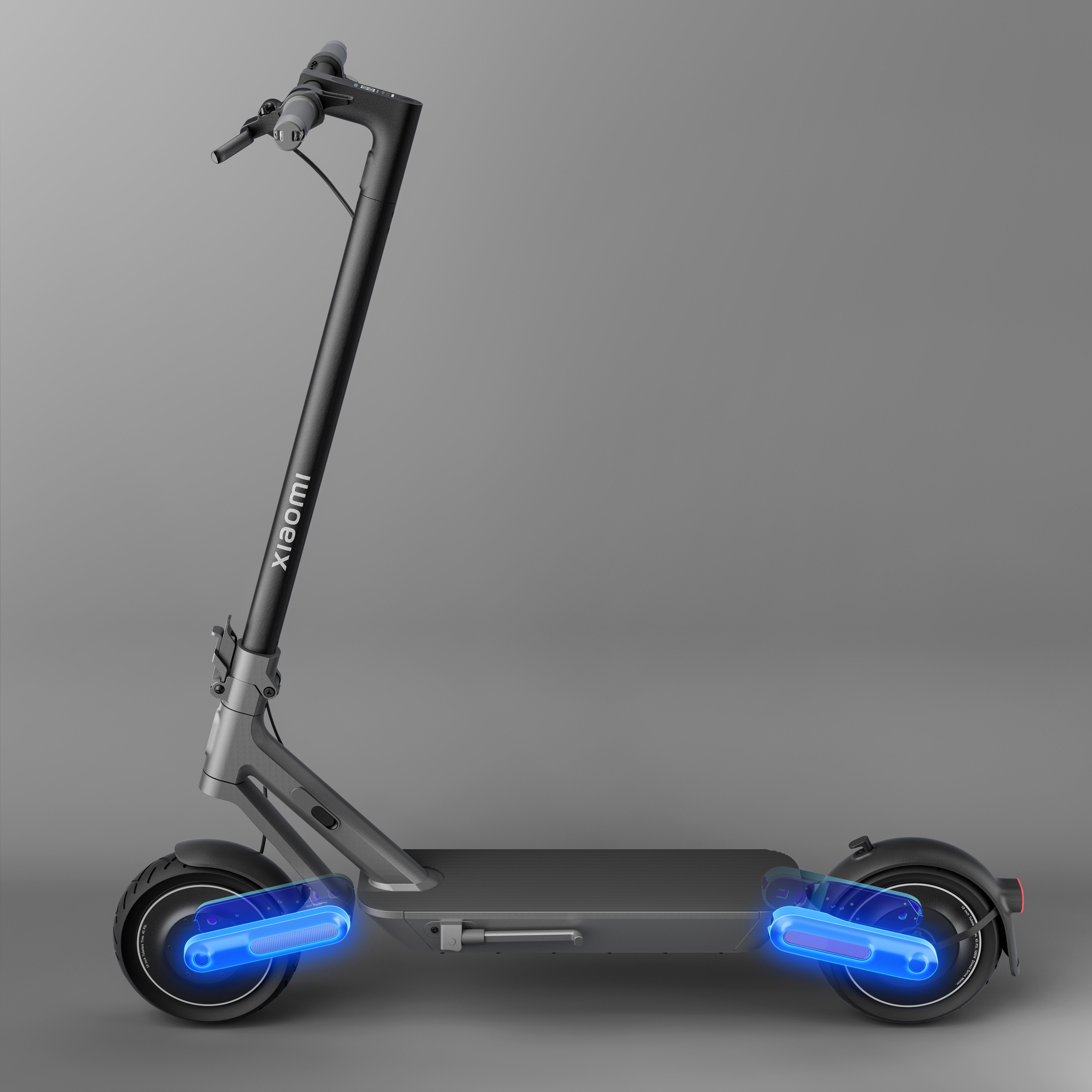 Grauer Elektroroller mit blauen Lichtern an den Rädern, grauer Hintergrund.