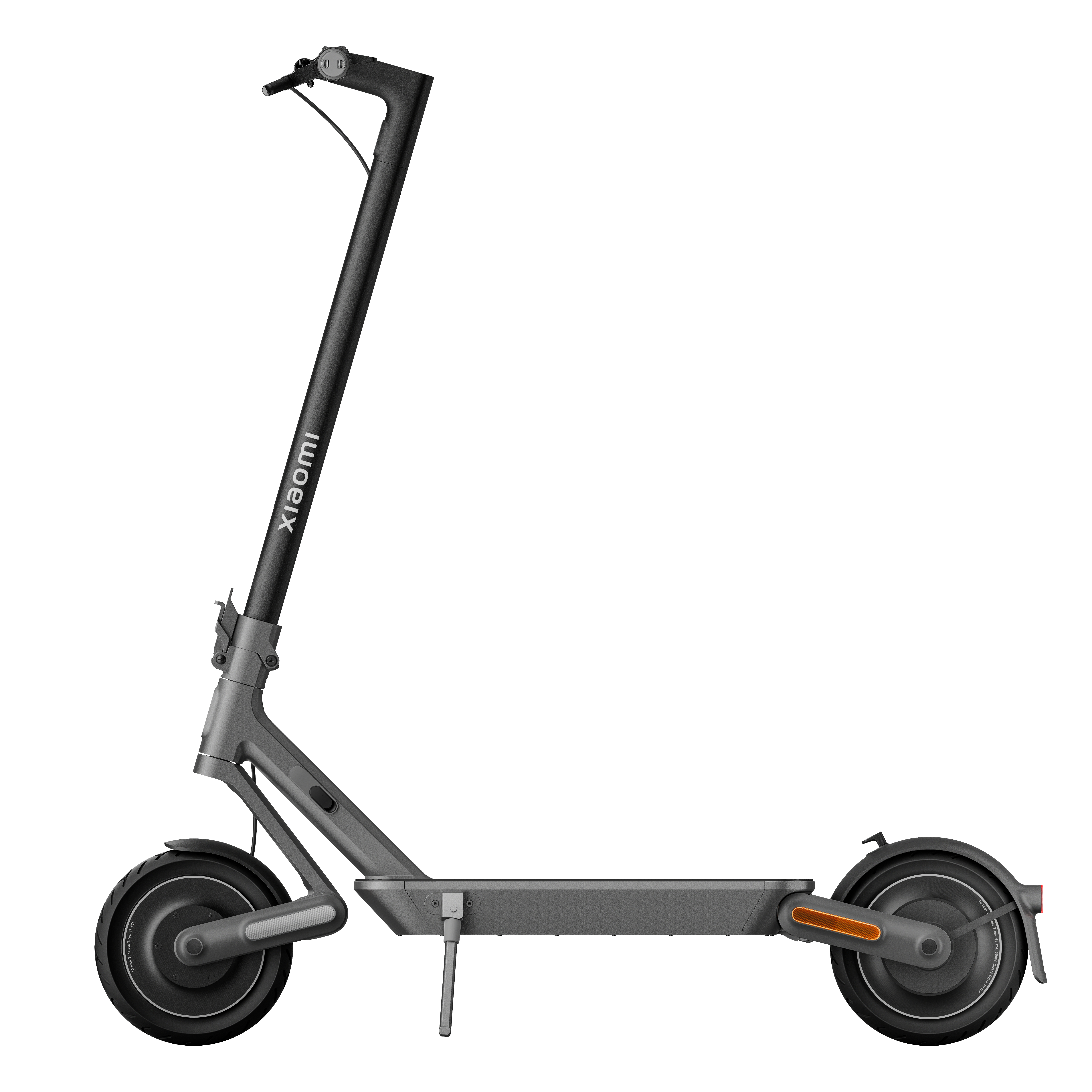 Grauer Elektroroller auf Weiß. Er hat einen Lenker, ein Deck, Räder und einen Ständer.