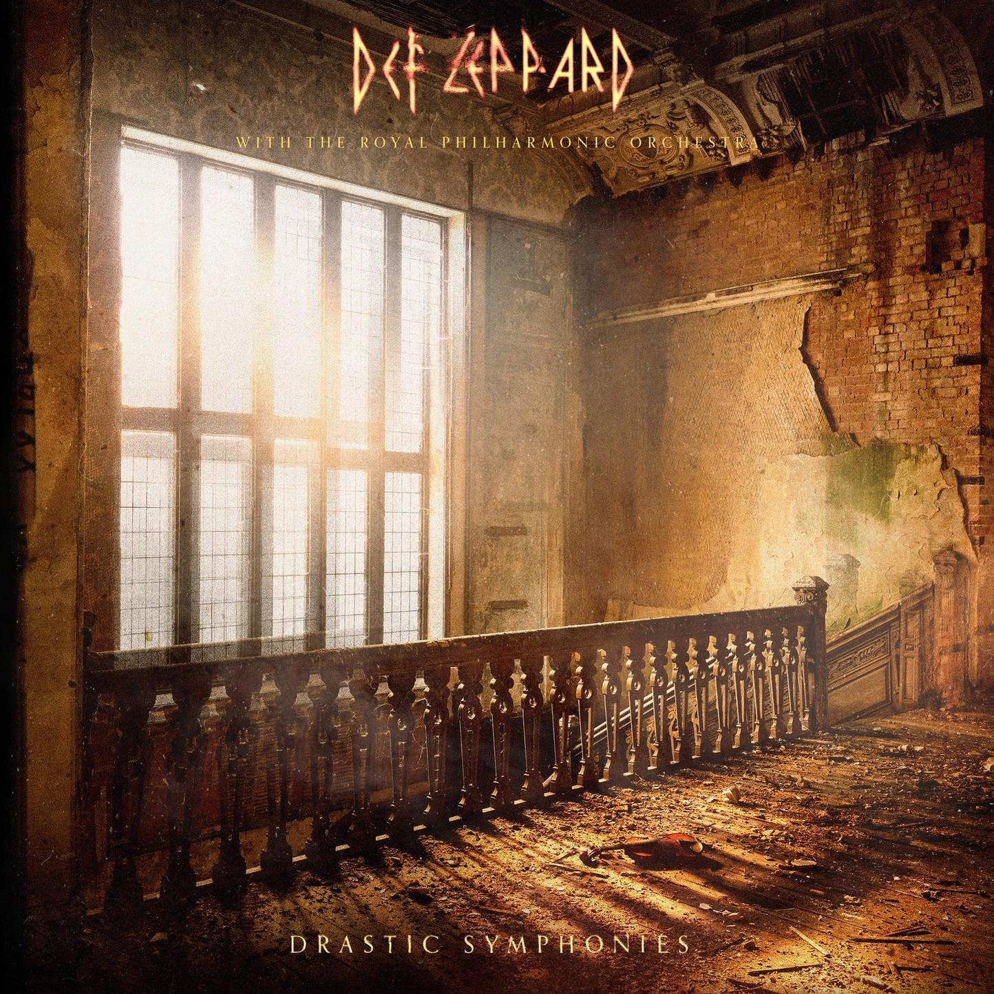 Albumhoes met Def Leppard logo. Een raam met zonlicht en een houten balkon zijn zichtbaar.