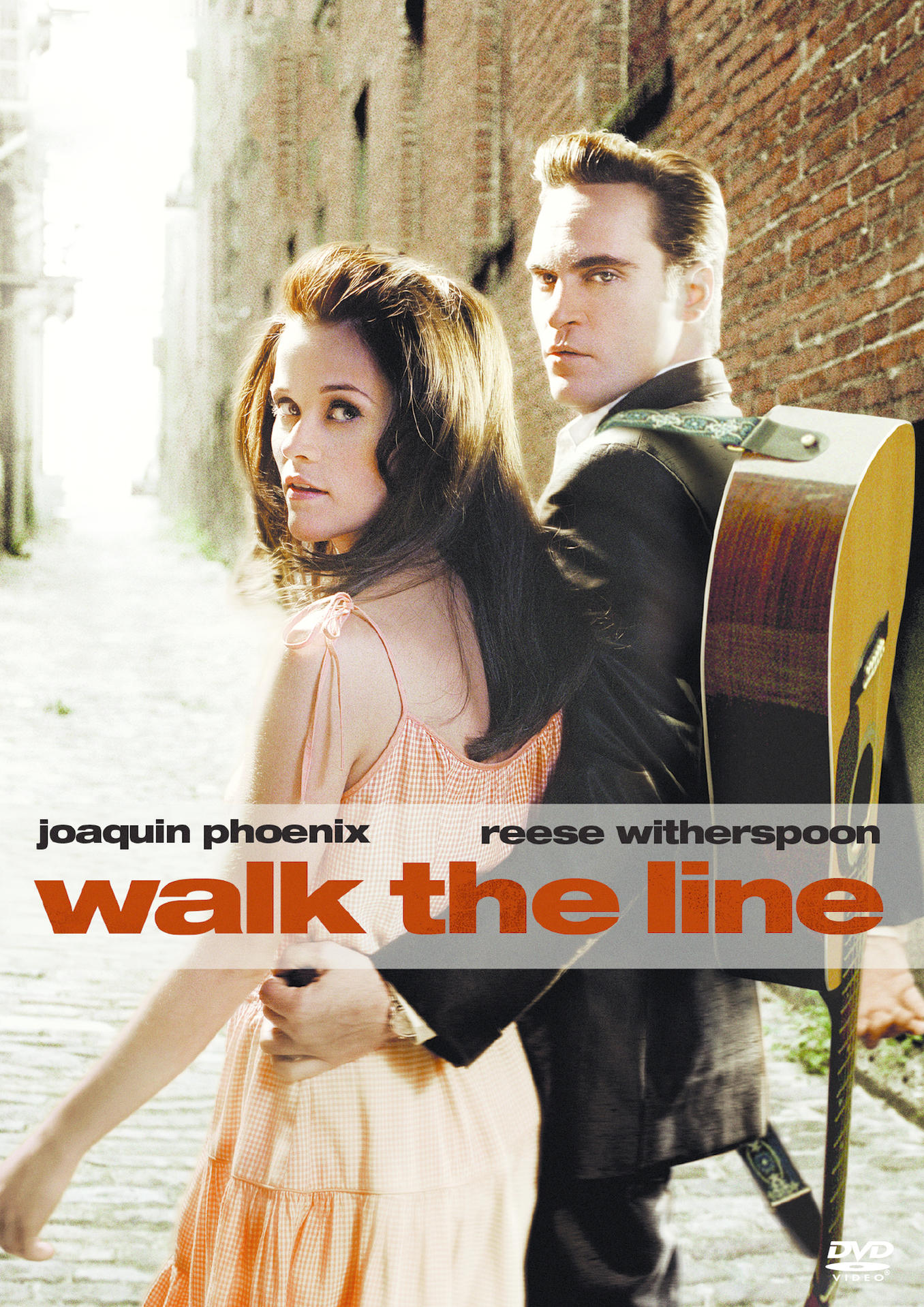 Filmposter von 'Walk the Line'. Joaquin Phoenix und Reese Witherspoon in einer Straßenszene.