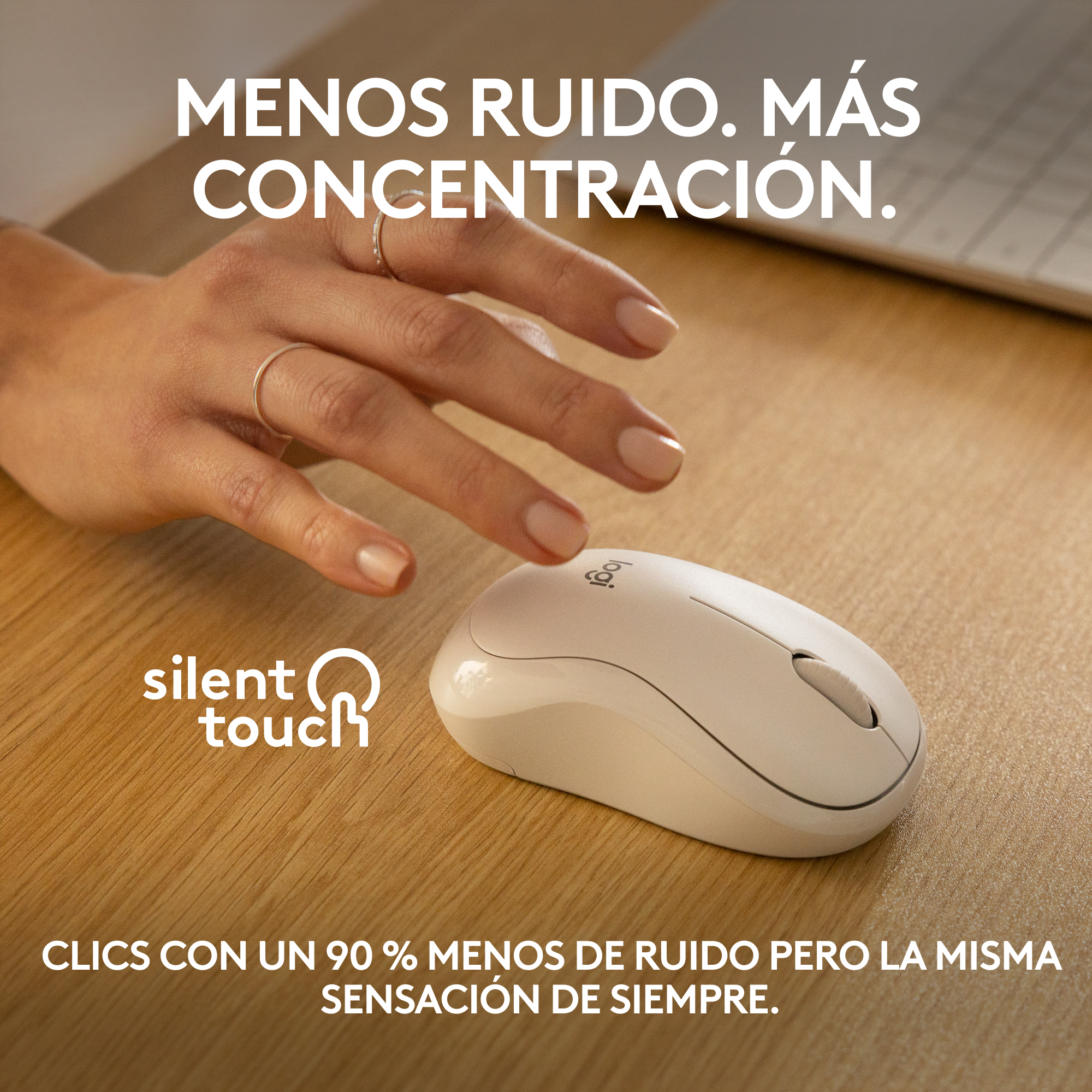 Un ratón de computadora blanco con una mano de mujer cerca, sobre una superficie de madera.