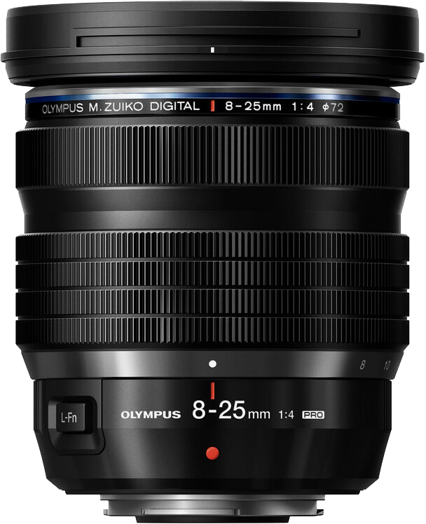 Fekete Olympus 8-25mm f/4 Pro objektív. Zoomgyűrű, fókuszgyűrű és L-Fn gomb. Felirat: OLYMPUS M.ZUIKO DIGITAL.