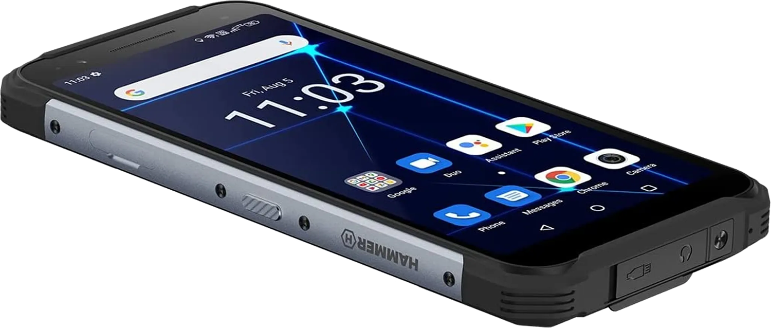 Kis biztonsági kamera képernyője kék burkolatra szerelve, külső jelenetet mutat.