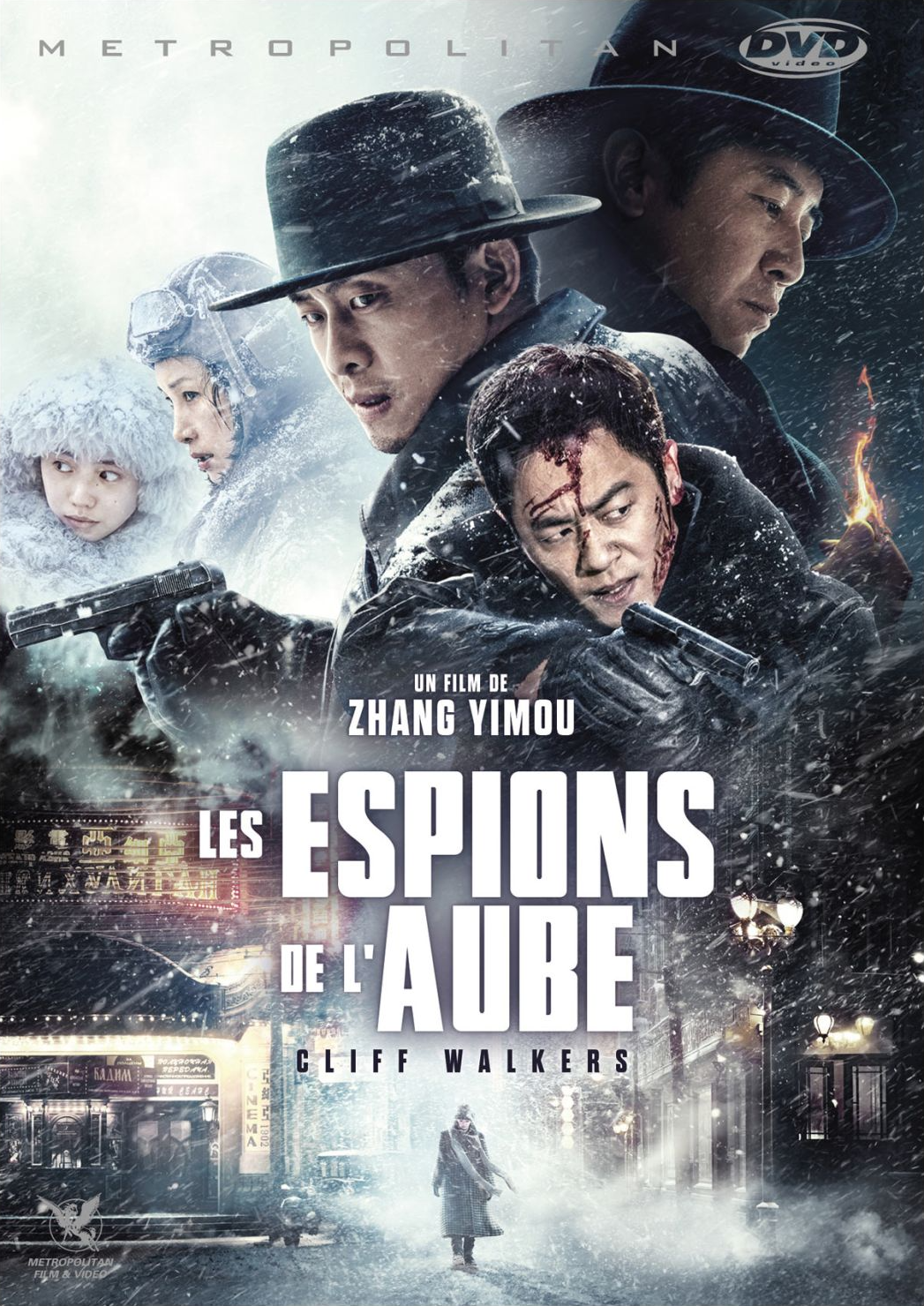 Affiche de film avec des acteurs, de la neige et du texte en français. Titre : Les Espions de l'Aube.