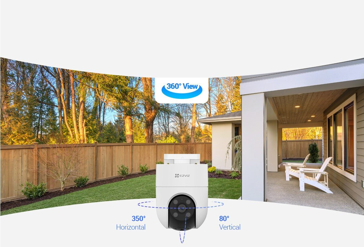 Kamera bezpieczeństwa z widokiem 360 stopni. Zamontowana na zewnątrz domu z trawnikiem i drewnianym płotem.