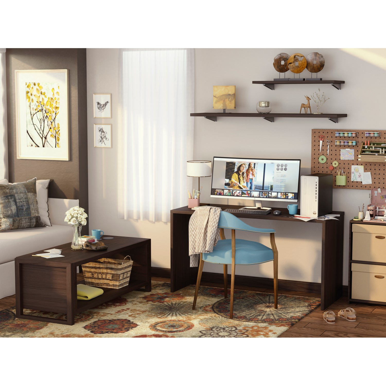 Salon avec bureau, chaise et canapé. Un ordinateur est sur le bureau. Des œuvres d'art et des étagères ornent les murs.