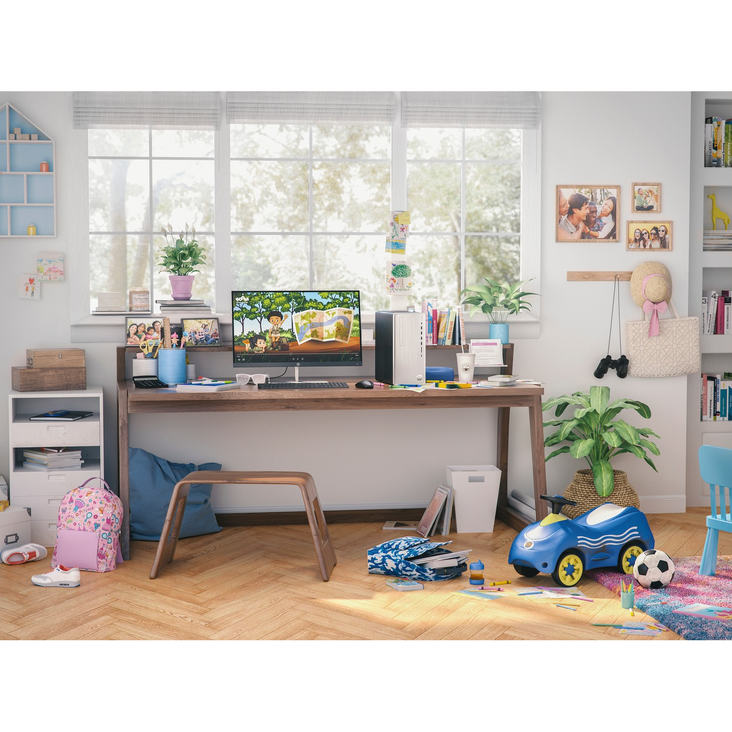Une pièce avec un bureau, un ordinateur, des plantes et des jouets pour enfants. Comprend une voiture bleue, un ballon de foot et des dessins sur le mur.