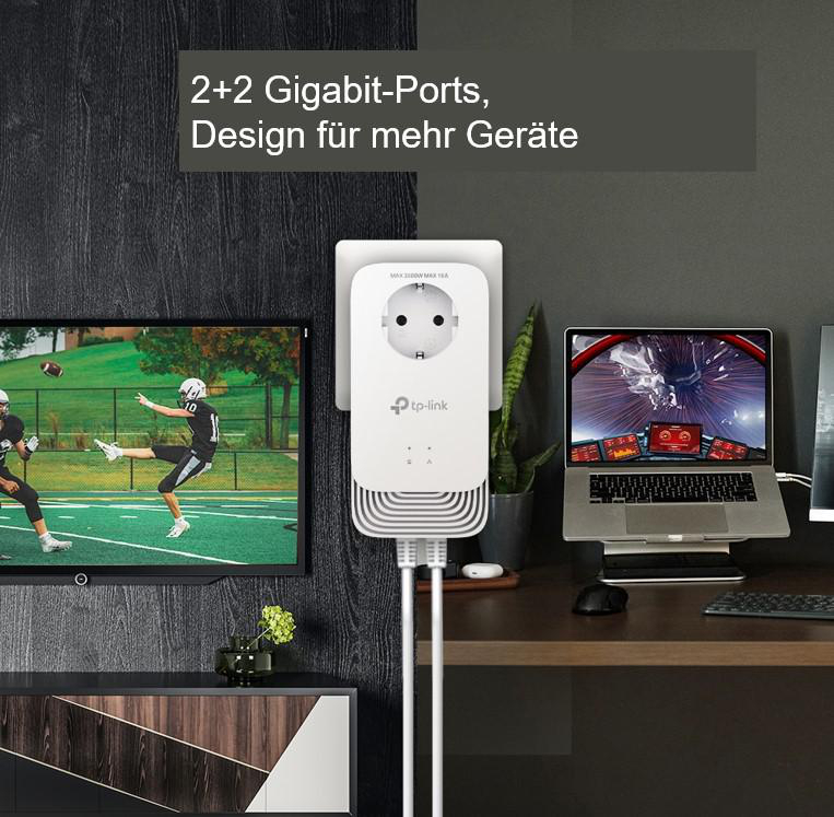 Powerline-Adapter in der Steckdose. Monitor und Laptop stehen auf dem Schreibtisch.