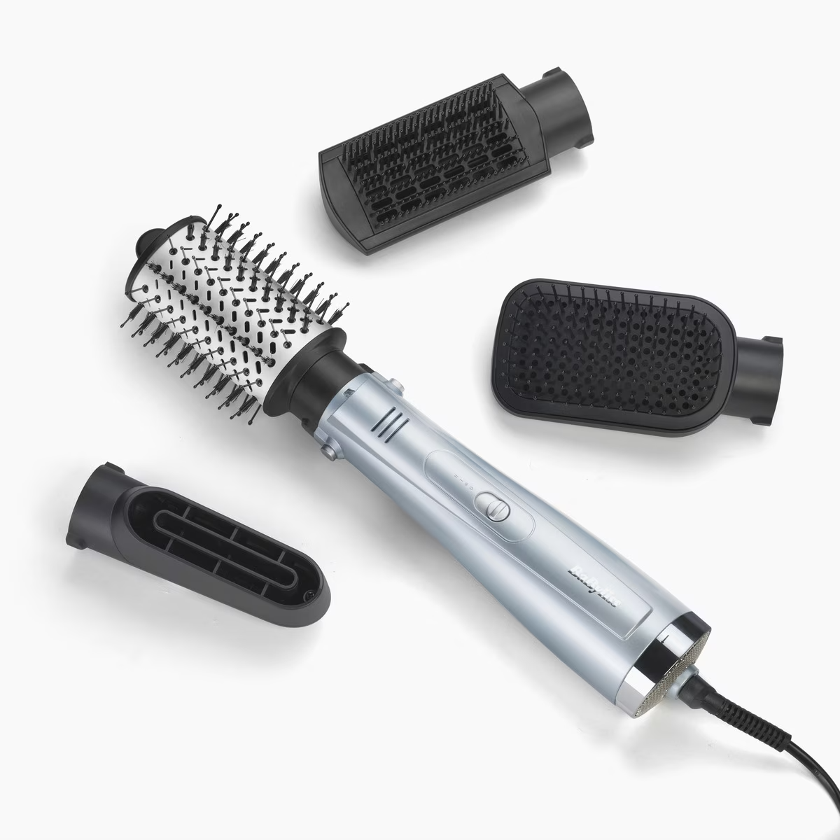 Herramienta para peinar el cabello con accesorios. Incluye un cabezal de cepillo, dos accesorios más y un mango.