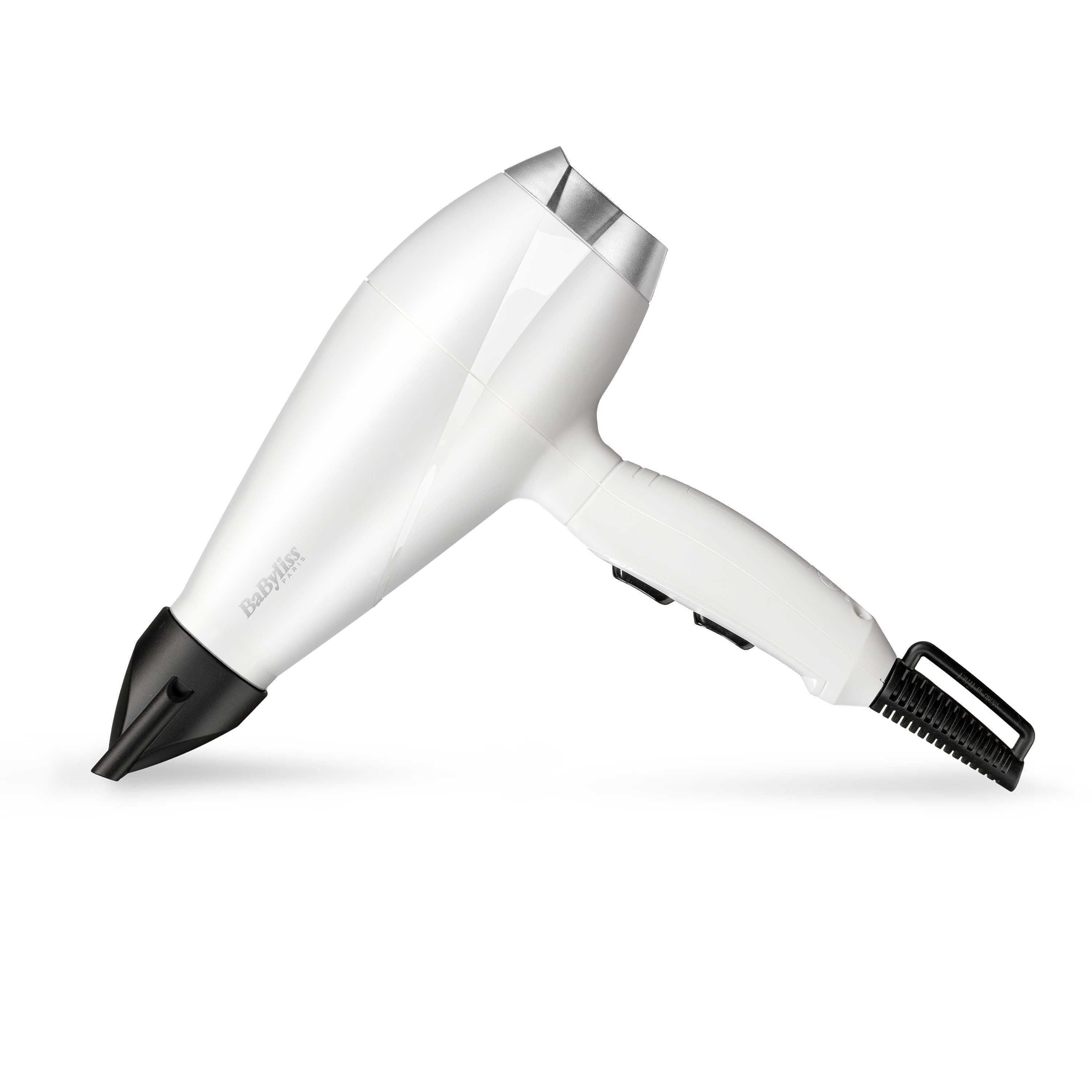 Un secador de pelo Babyliss blanco con boquilla y mango negros, sobre un fondo blanco.