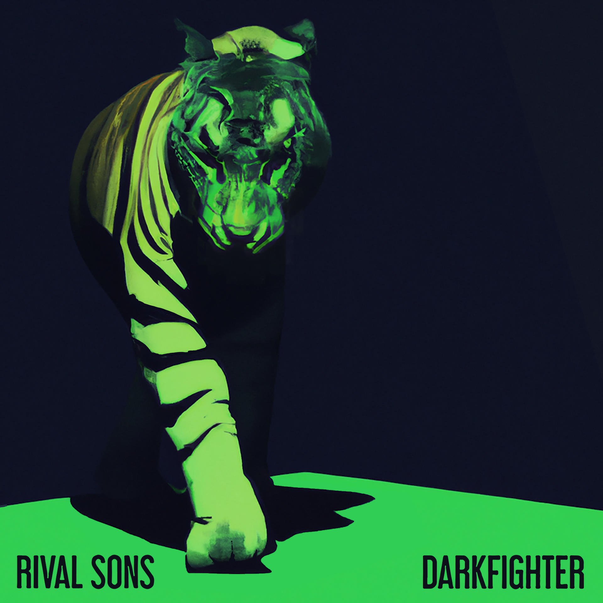 Egy neon zöld tigris sétál a néző felé. A háttér sötétkék. A szöveg RIVAL SONS és DARKFIGHTER.