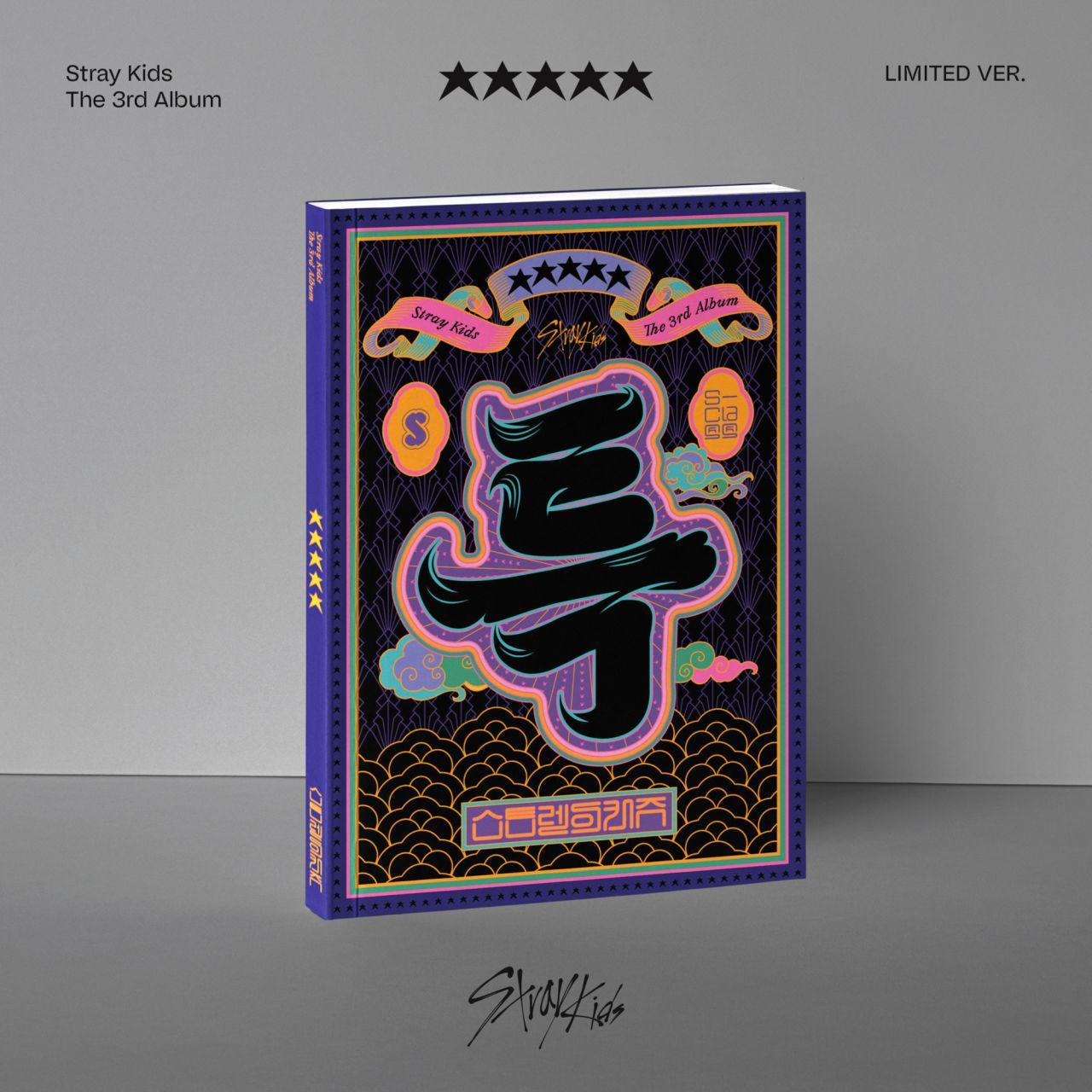 Stray Kids album borítója: színes design koreai szimbólummal sötét háttéren.
