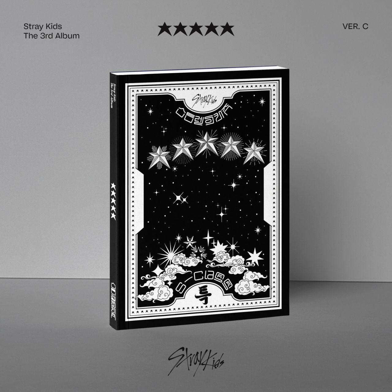 Stray Kids 3. album Ver. C fotókönyv fekete-fehér csillag- és felhőillusztrációkkal szürke háttéren.