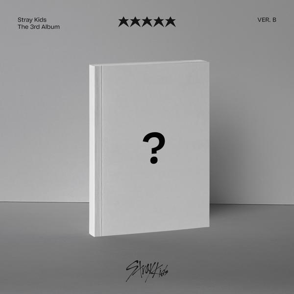 Weißes Buch mit Fragezeichen. Stray Kids und Albuminfo oben und unten.
