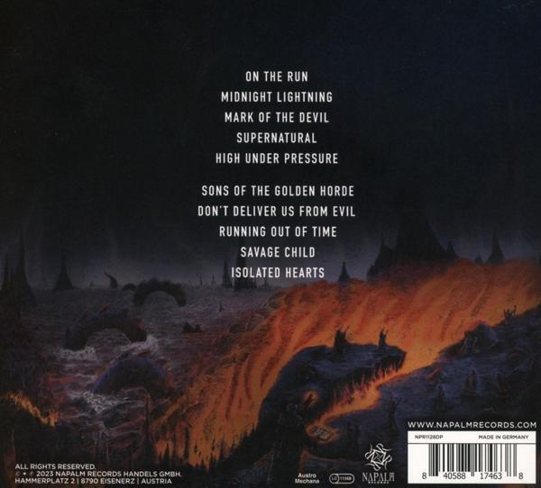 Album-Rückseite mit Titelliste, darunter 'ON THE RUN' und 'SAVAGE CHILD' von Napalm Records.