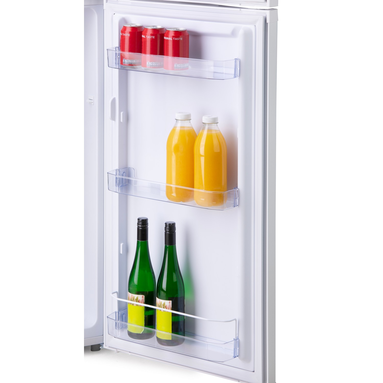 Porte de réfrigérateur ouverte, étagères avec bouteilles de jus et boissons en conserve contre l'intérieur blanc.