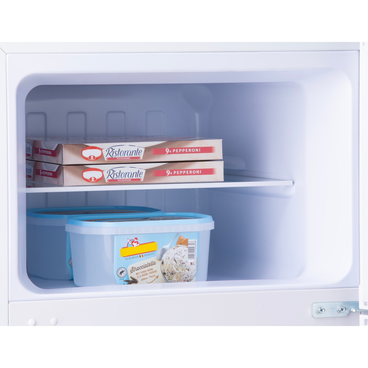 Réfrigérateur ouvert. Deux pizzas surgelées et deux bacs de crème glacée. Intérieur blanc.
