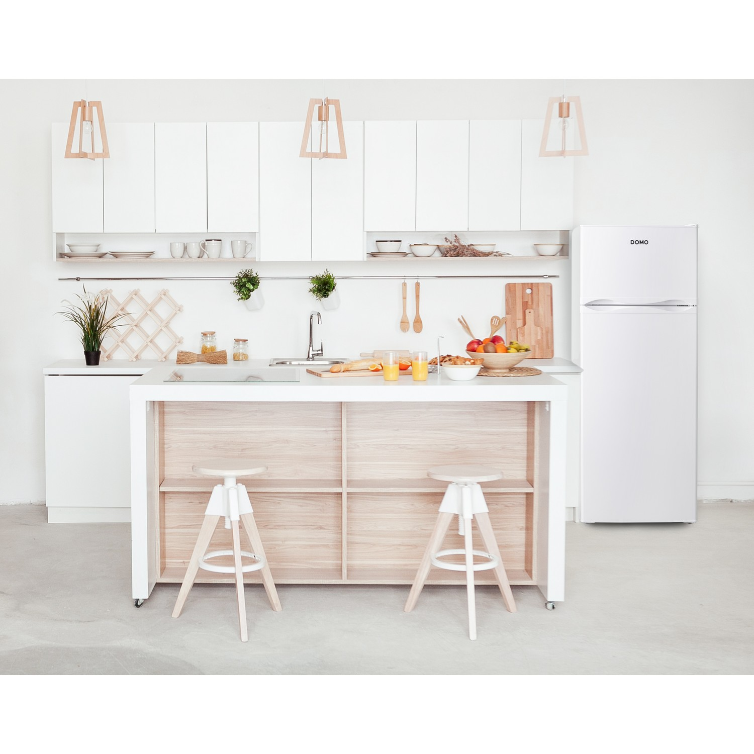 Une cuisine moderne avec des placards blancs, un îlot blanc et un réfrigérateur blanc.