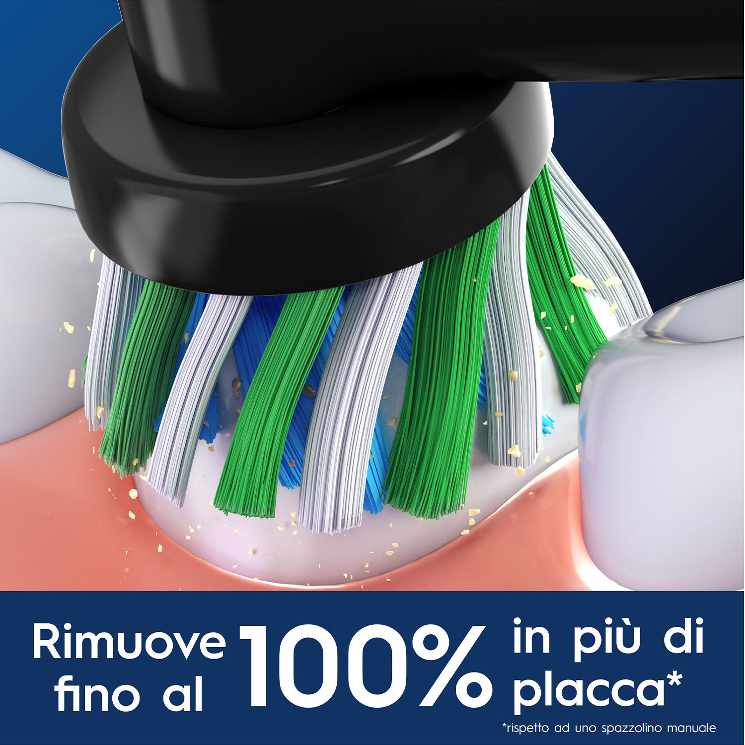 Uno spazzolino elettrico pulisce i denti con setole verdi, blu e bianche, rimuovendo la placca.