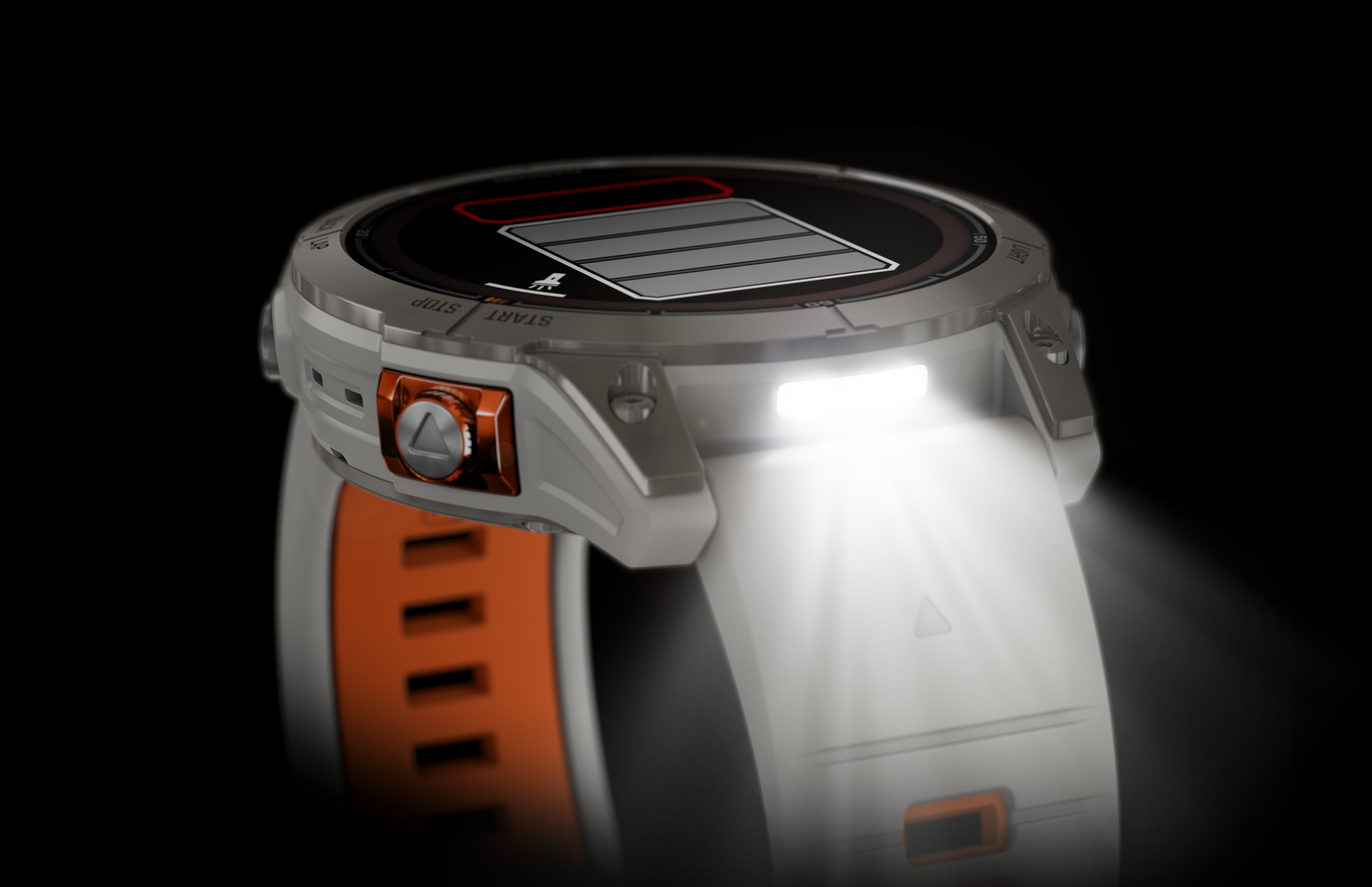 Smartwatch mit orangefarbener Akzenttaste, hellem Taschenlampenlicht und schwarzem Hintergrund.