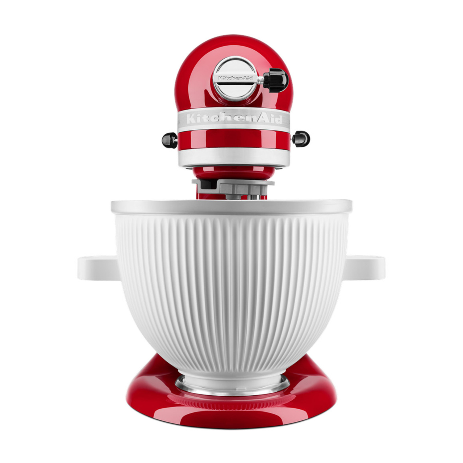 Frullatore a immersione KitchenAid rosso con una ciotola bianca. Il frullatore è su una superficie bianca.