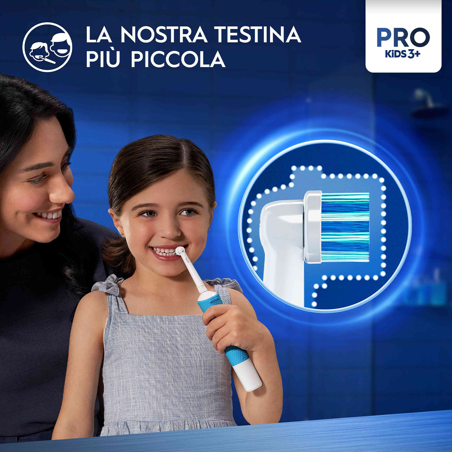 Una donna e una bambina sorridono mentre la bambina si lava i denti con uno spazzolino blu.