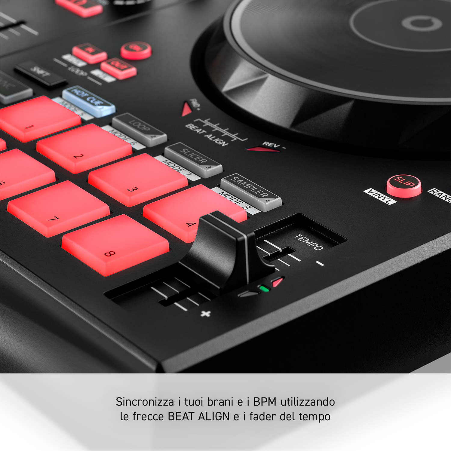 Controller DJ nero con pulsanti rossi e bianchi, fader tempo e vinile.
