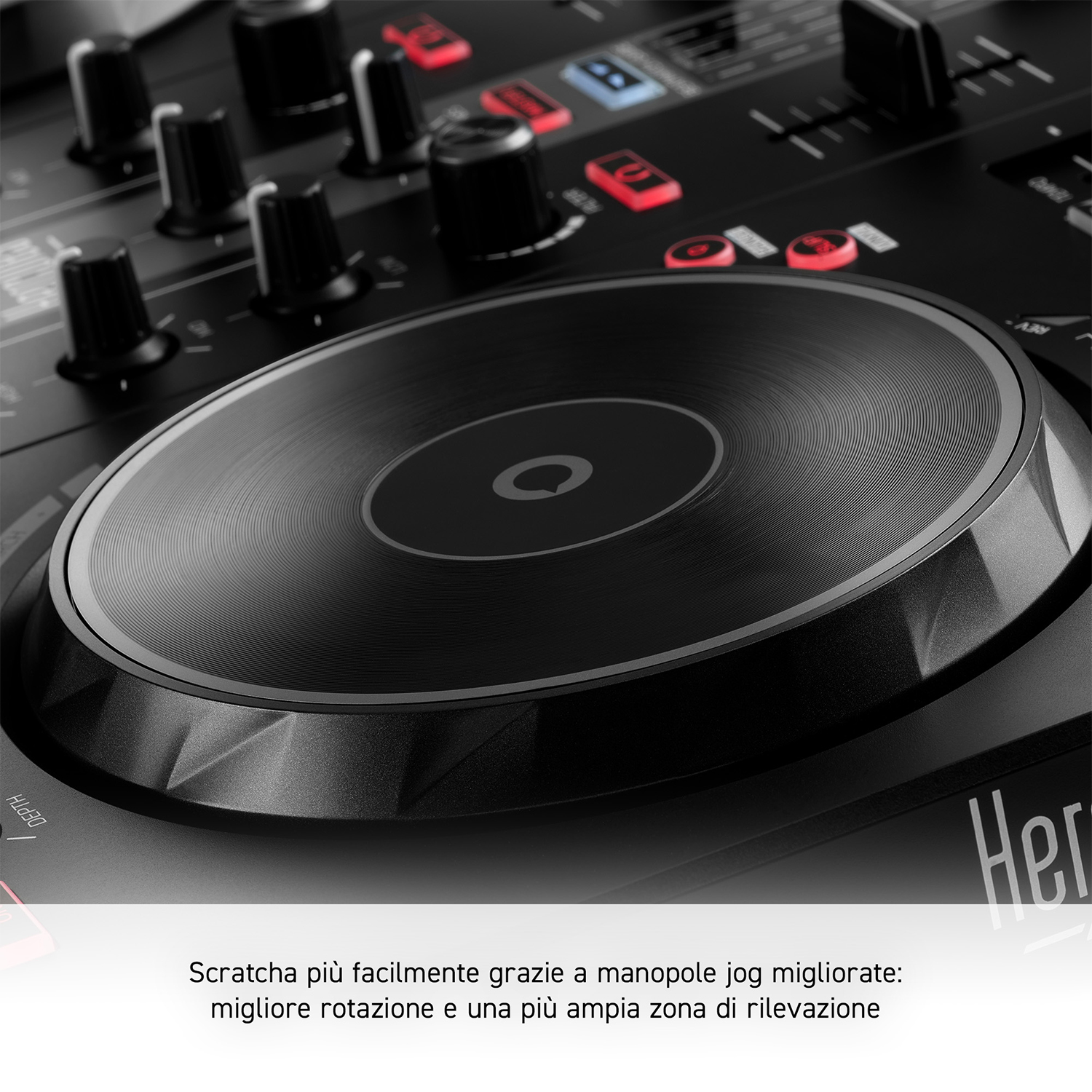 Primo piano della jog wheel di un controller DJ nero con la parola 'Hercules' visibile in basso.