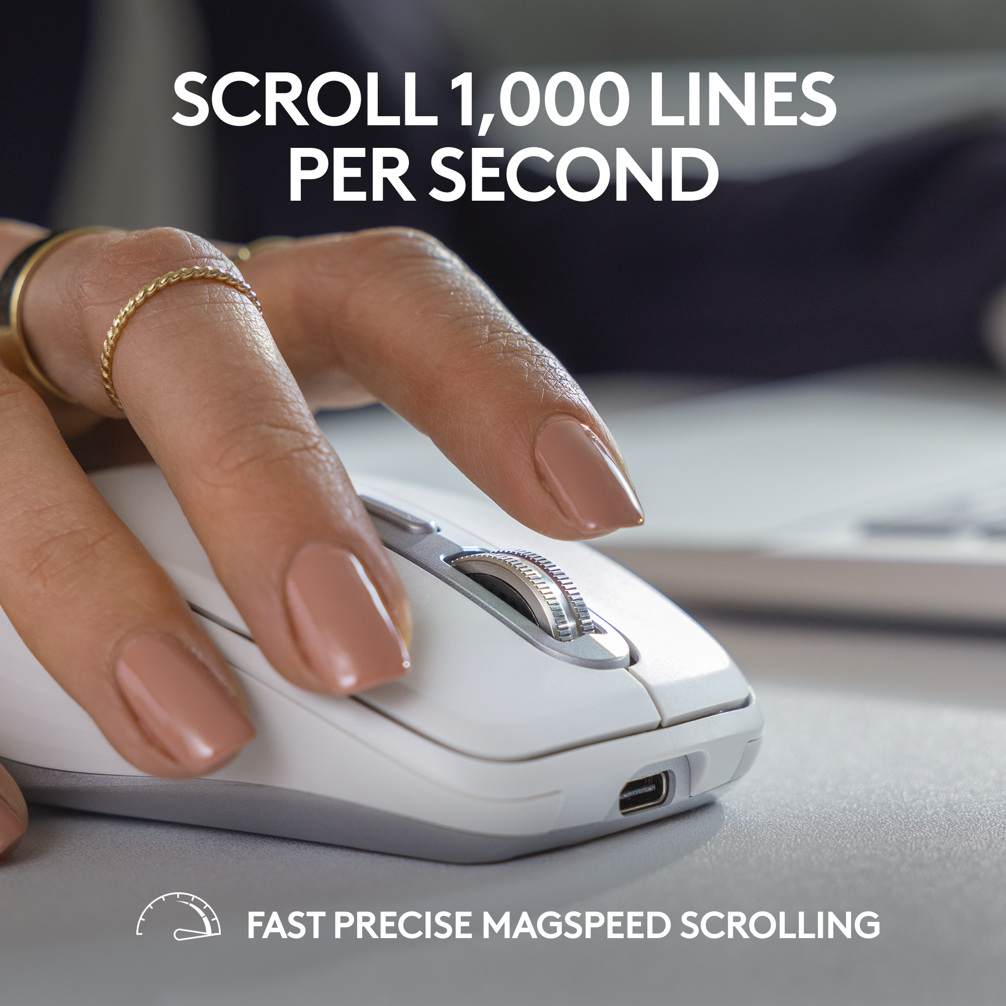Nahaufnahme einer Hand, die eine weiße Maus benutzt, Text: '1.000 Zeilen pro Sekunde scrollen'.
