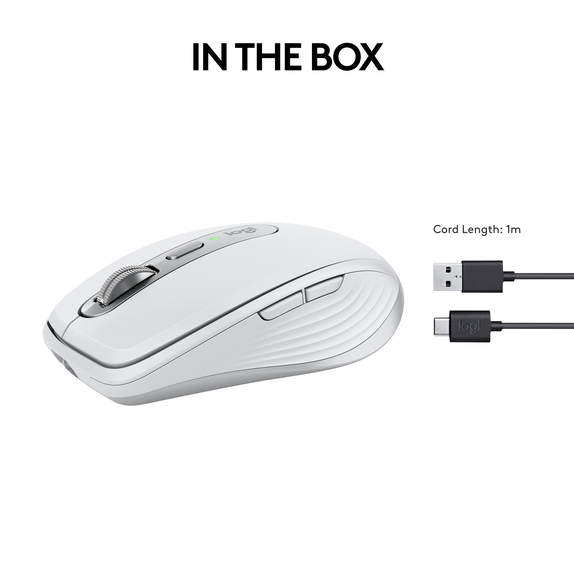 Un mouse bianco con rotella e pulsanti argentati, con due cavi di ricarica accanto.