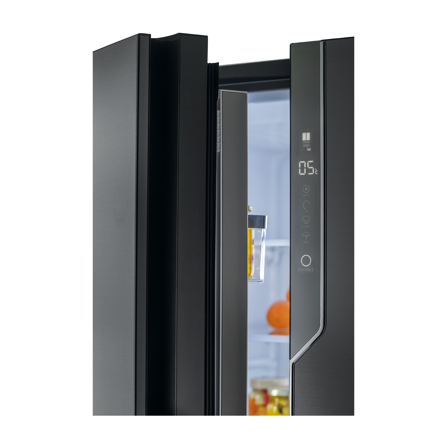 Frigorifero nero con porta aperta. L'interno mostra ripiani con cibo e display temperatura.