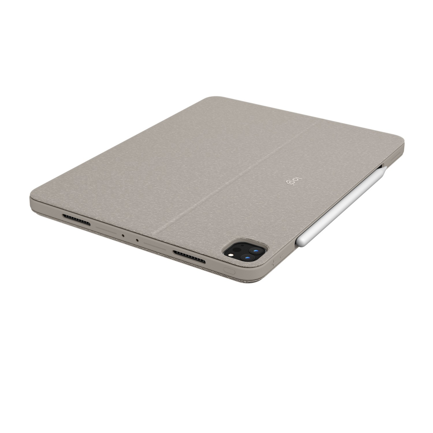 Étui de tablette marron clair avec une tablette à l'intérieur. Un stylet est attaché. Sur une surface blanche.