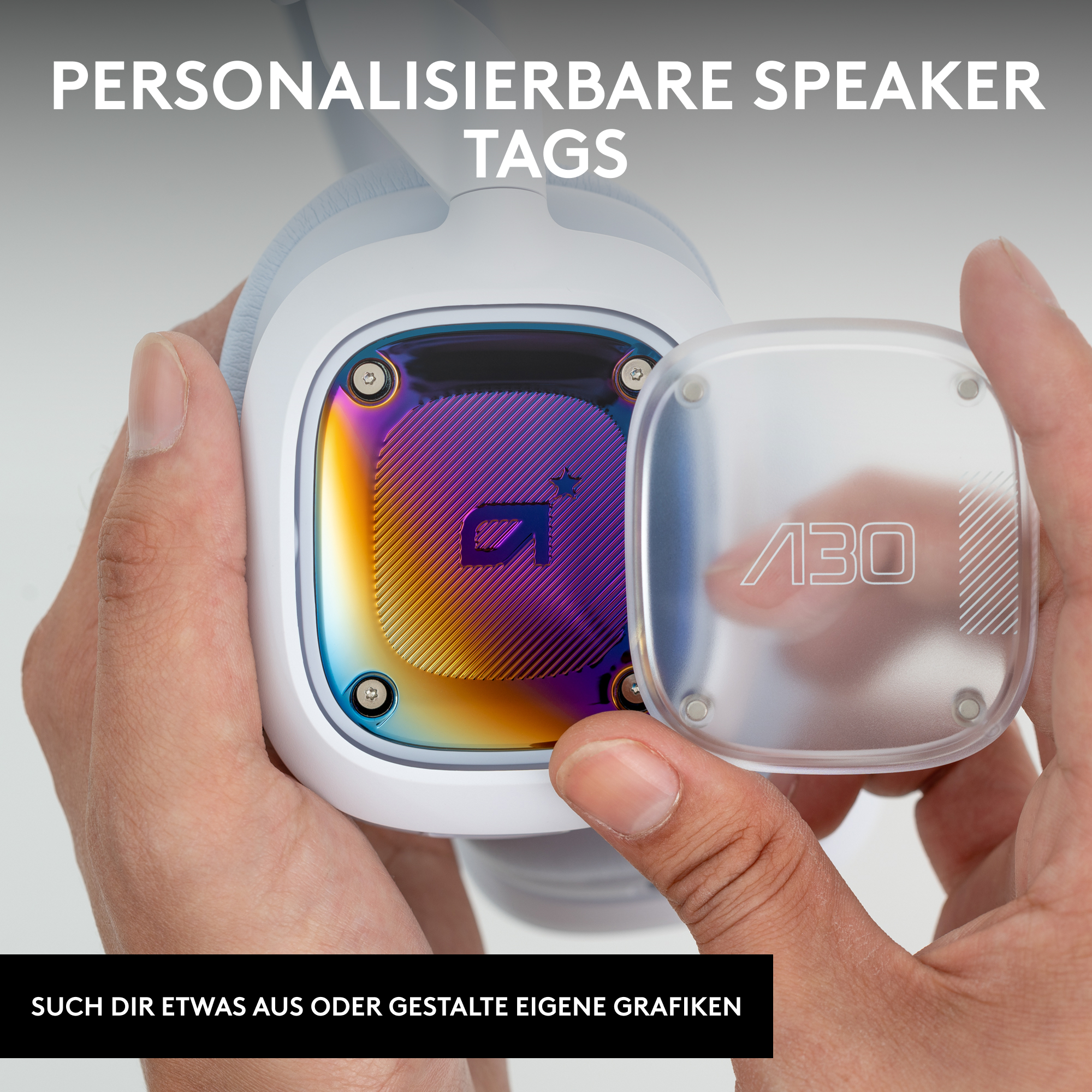 Hände halten einen transparenten Lautsprecher-Tag und ein Headset mit Text.