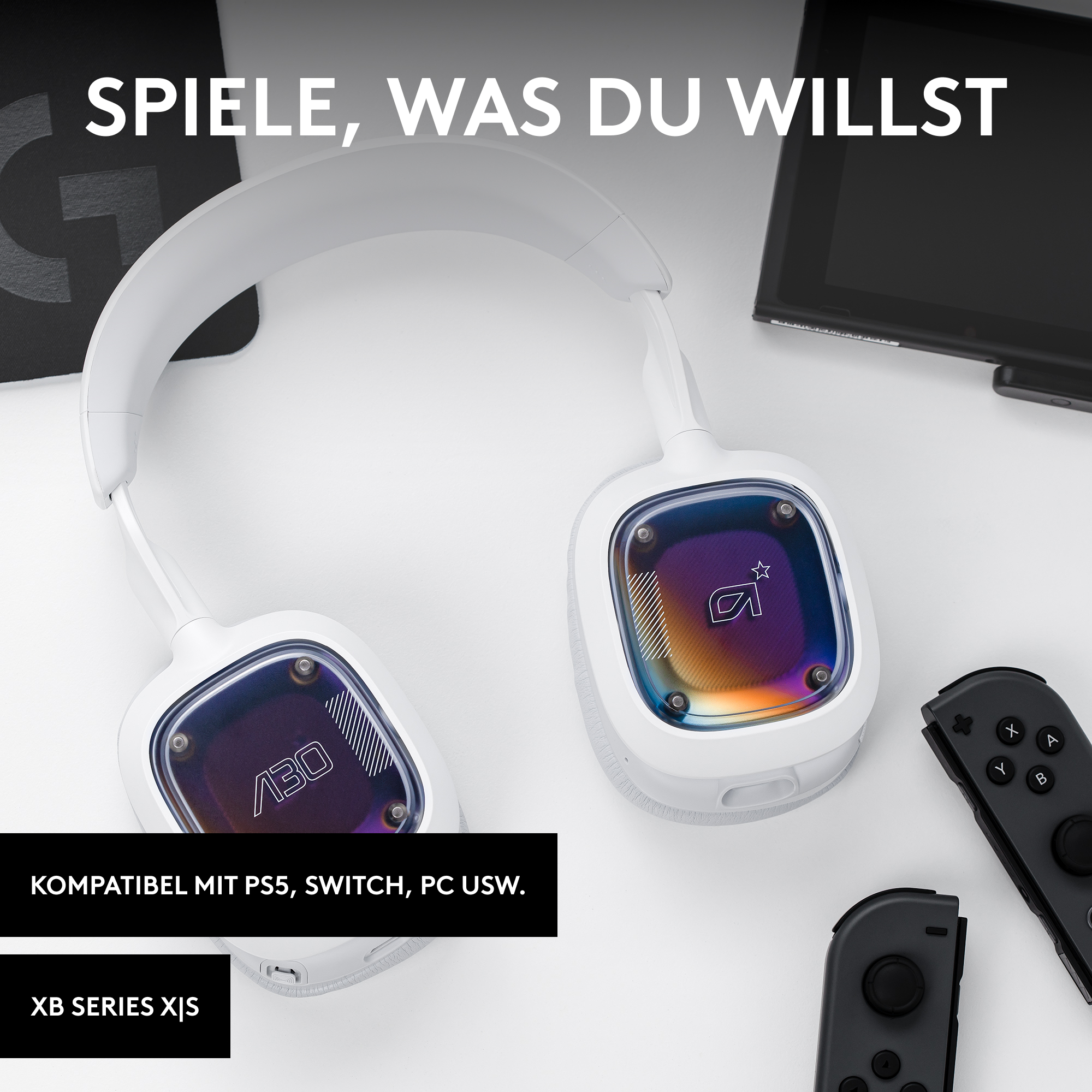 Weiße Gaming-Kopfhörer mit Controller und Spielekonsole auf weißer Oberfläche.