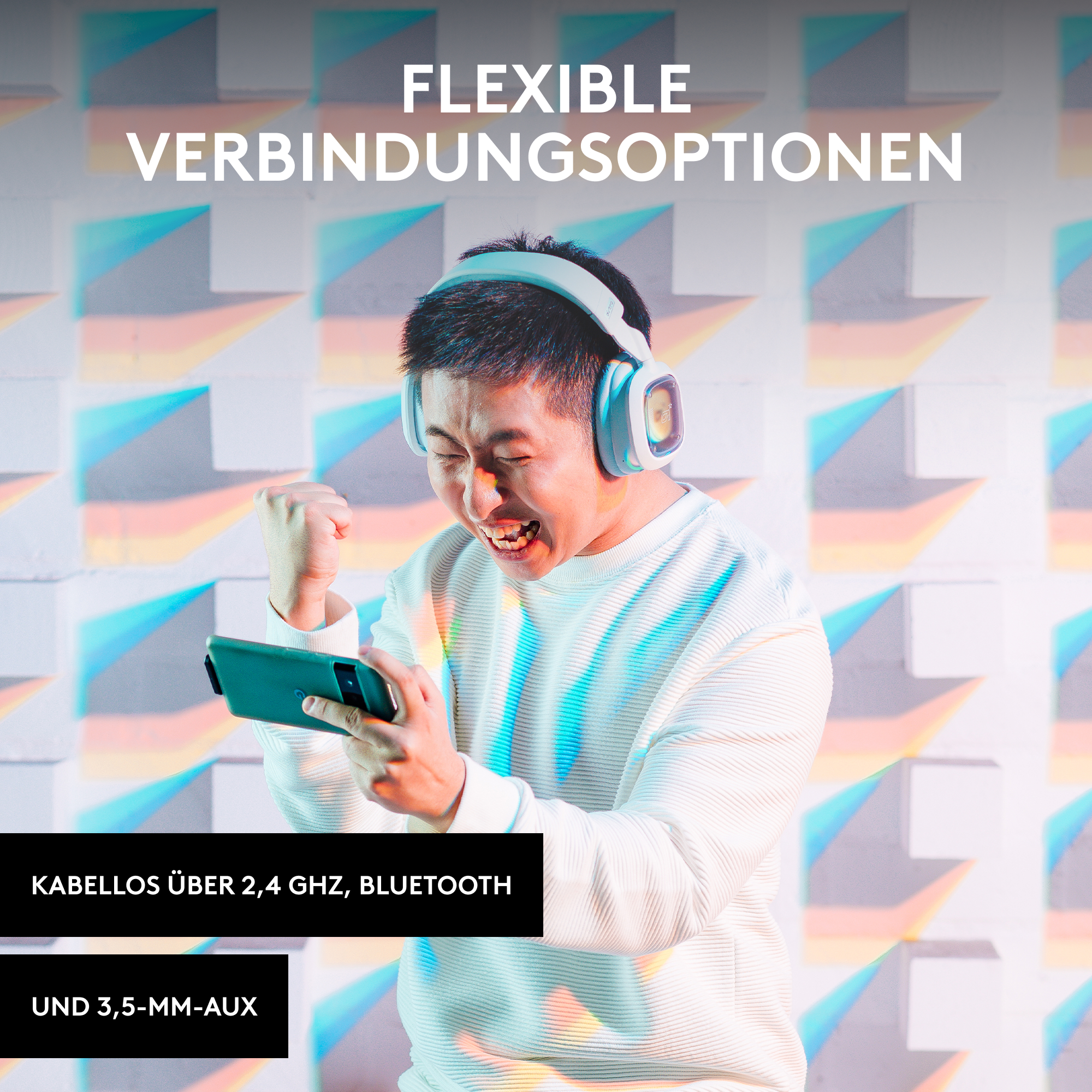 Ein Mann ist glücklich, hält ein Telefon und trägt Kopfhörer. Text über Verbindungsoptionen steht oben.