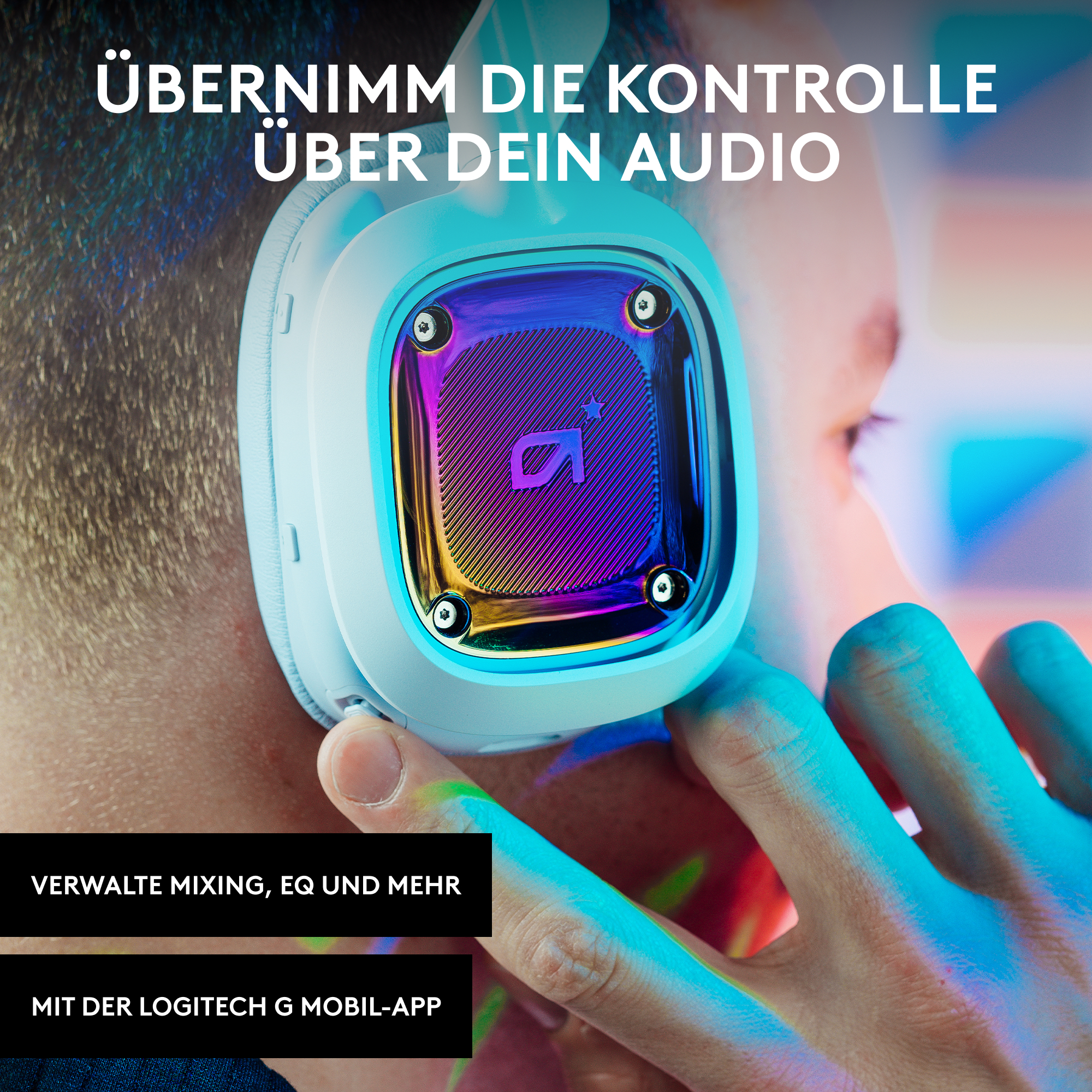 Person trägt Headset mit Text und Logo, mit blauem und violettem Licht.