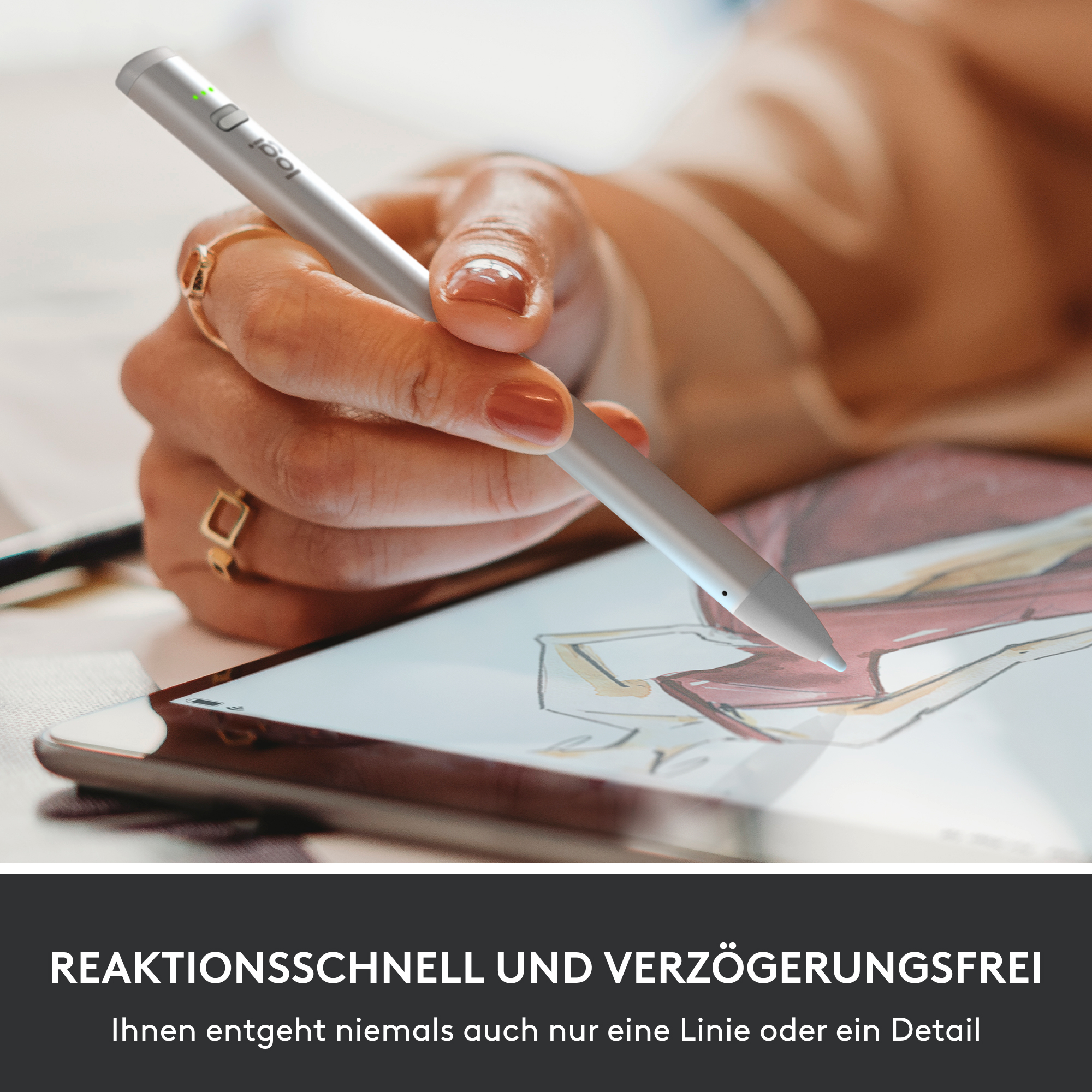 Ein silberner Stift wird von einer Person gehalten, die auf einem Tablet zeichnet, das eine Skizze zeigt, mit Text unten.