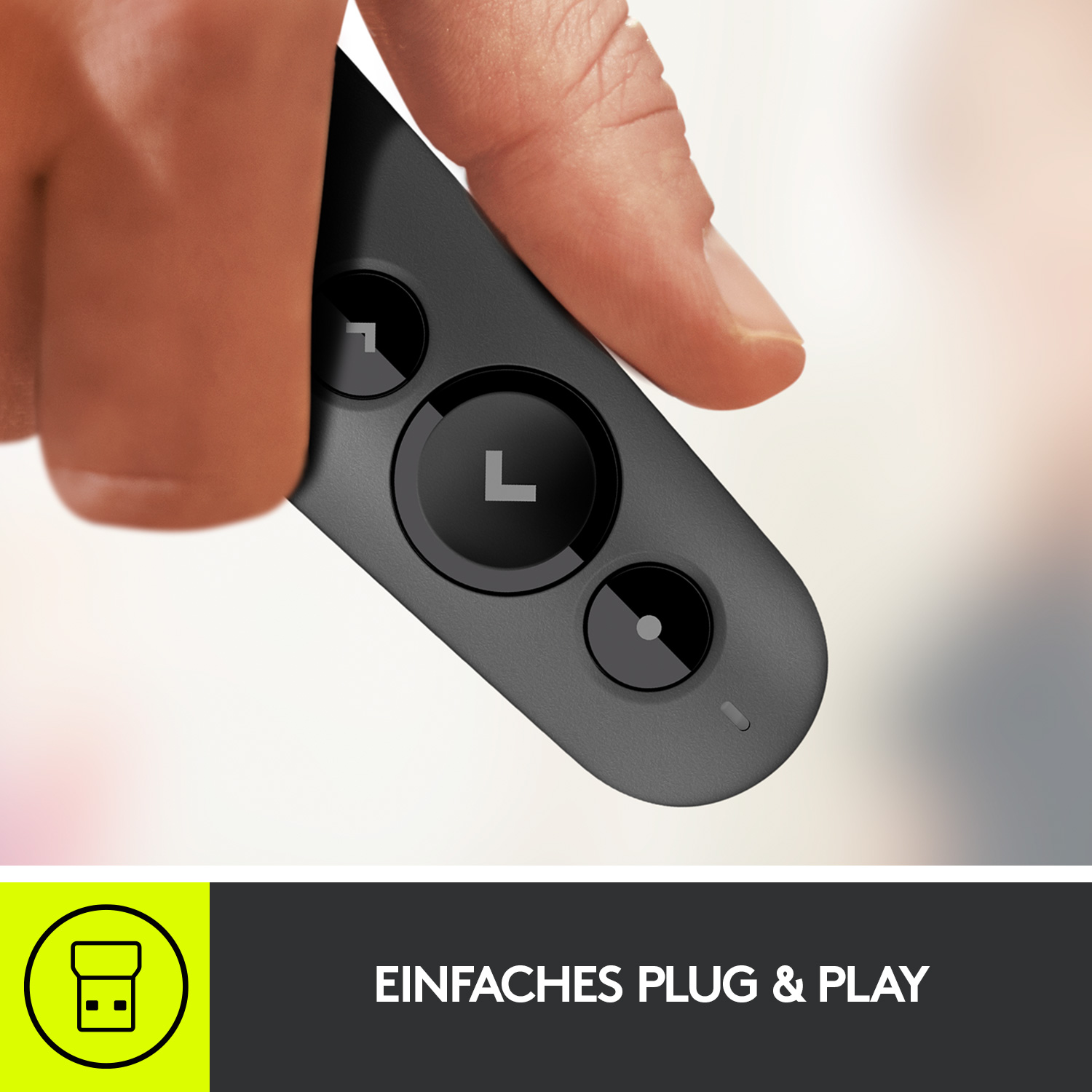 Eine schwarze Logitech Präsentationsfernbedienung in der Hand, mit drei Tasten.