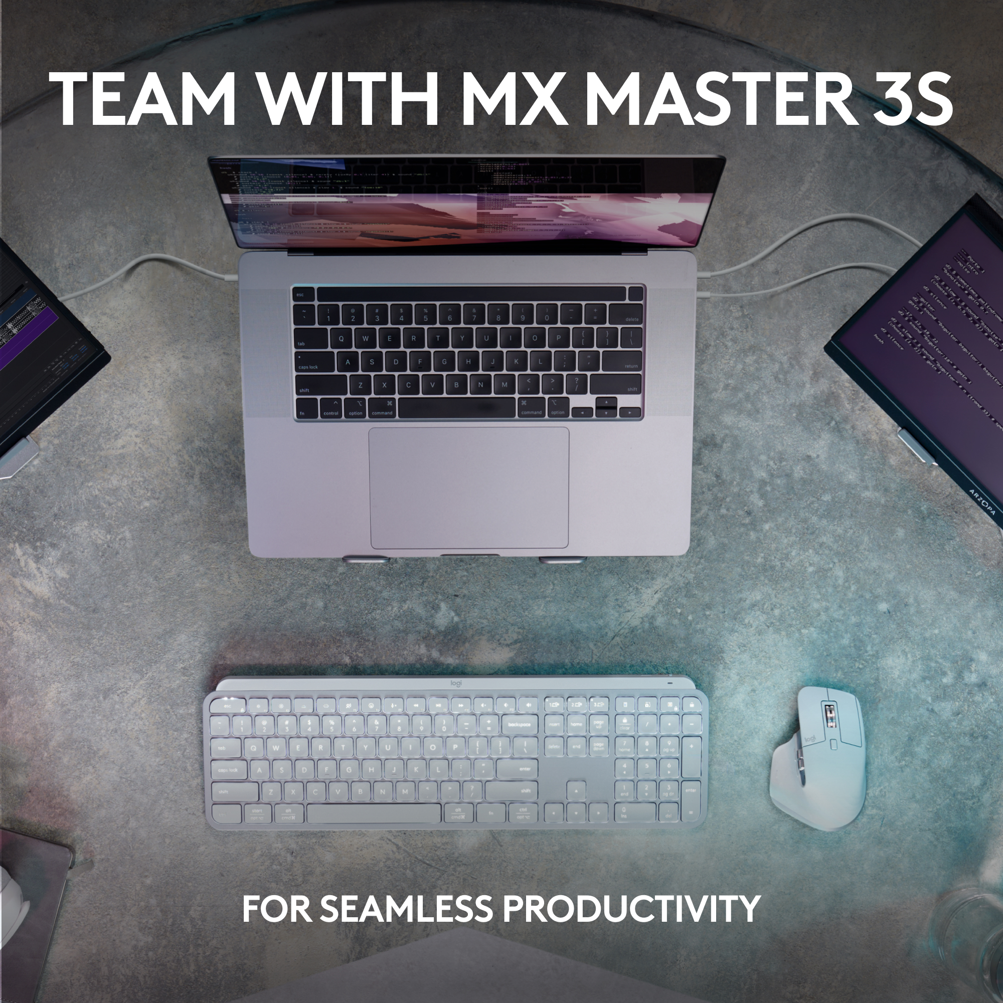 Vista dall'alto di un laptop, tastiera, mouse e monitor su un tavolo di vetro. Il testo dice 'TEAM WITH MX MASTER 3S'.