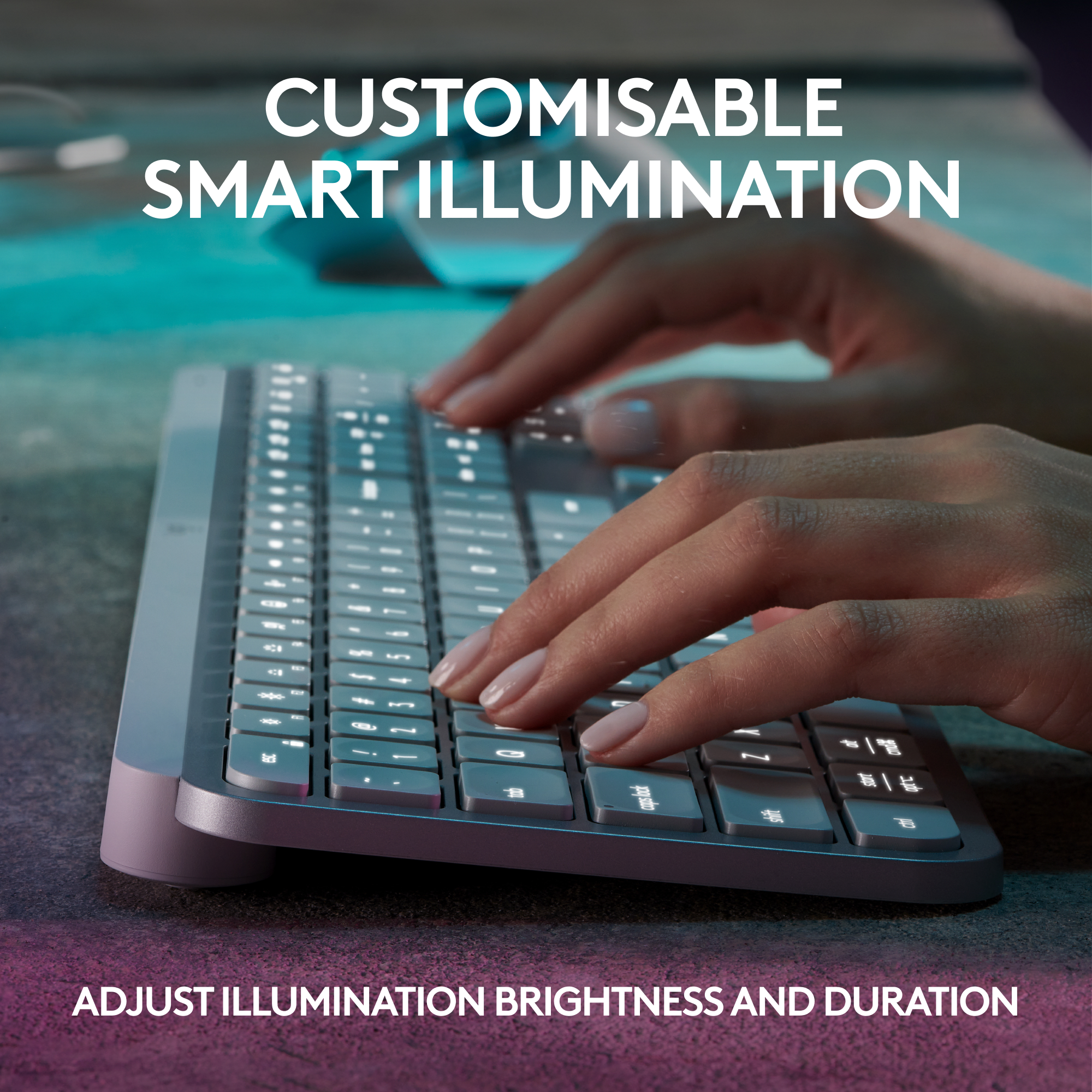 Mani su una tastiera. Testo: 'Illuminazione intelligente personalizzabile. Regola luminosità e durata'.