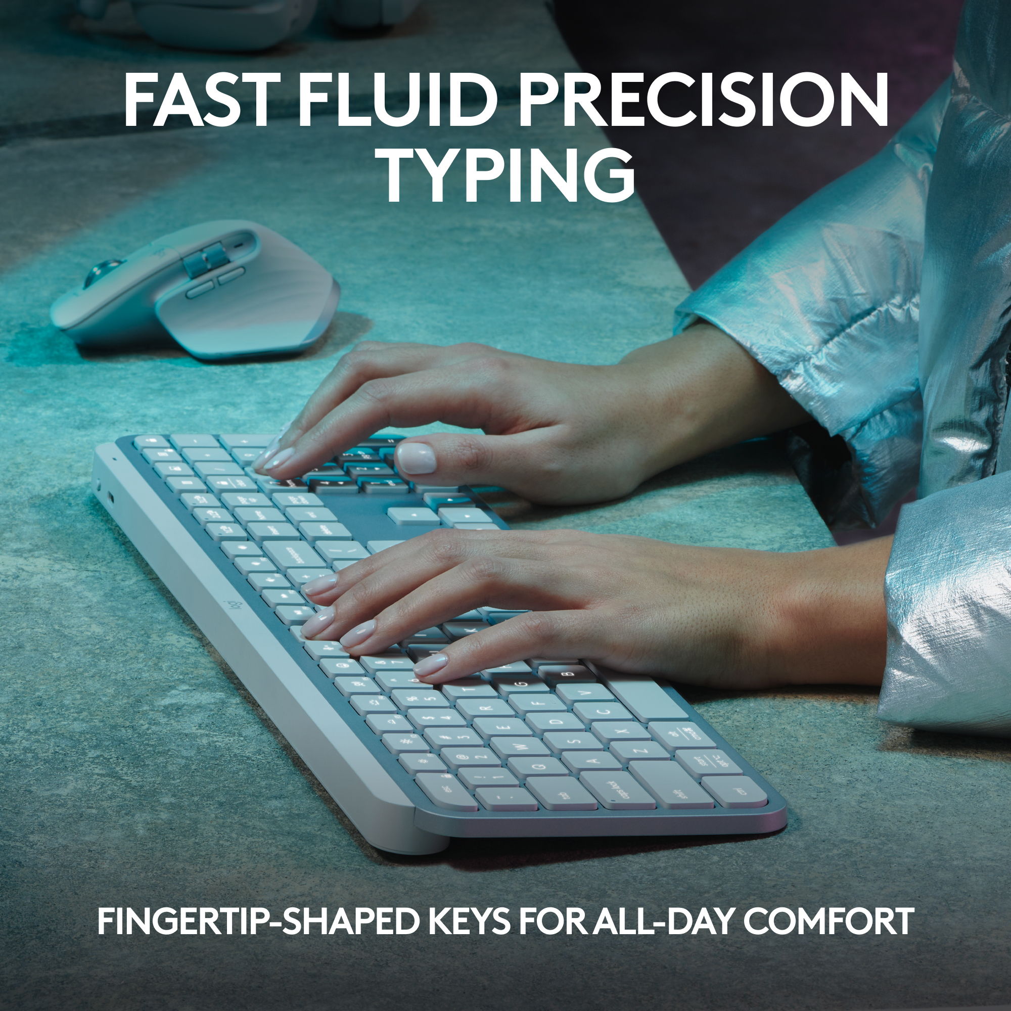 Mani che digitano su una tastiera grigio chiaro. Il testo dice Fast Fluid Precision Typing.